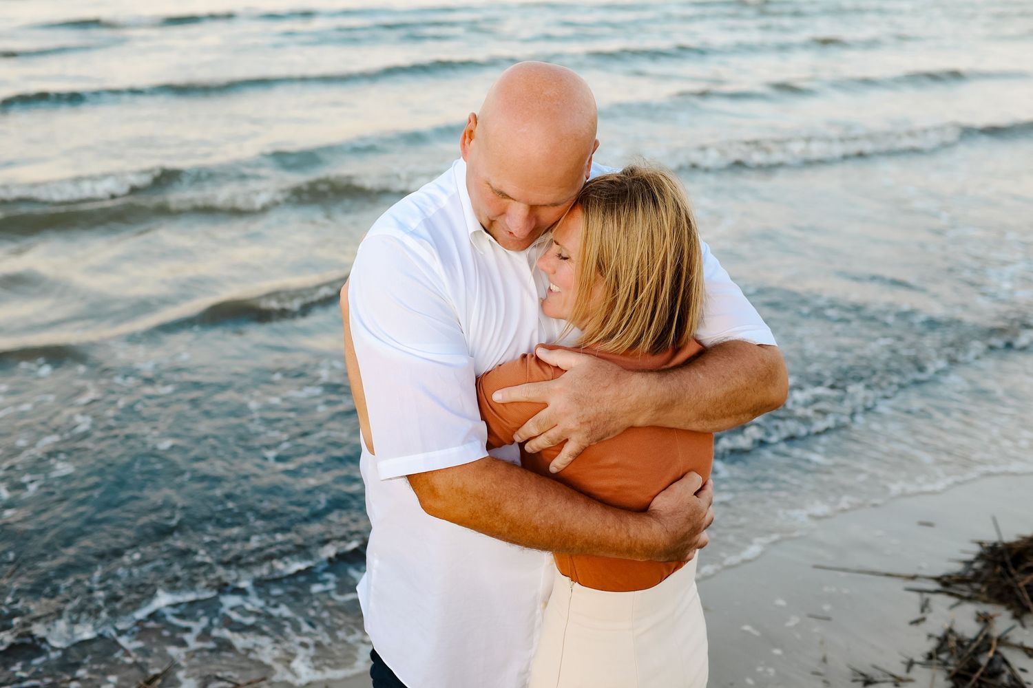 Couples photography at Fish Haul Beach on Hilton Head Island with Atlantic Ocean backdrop