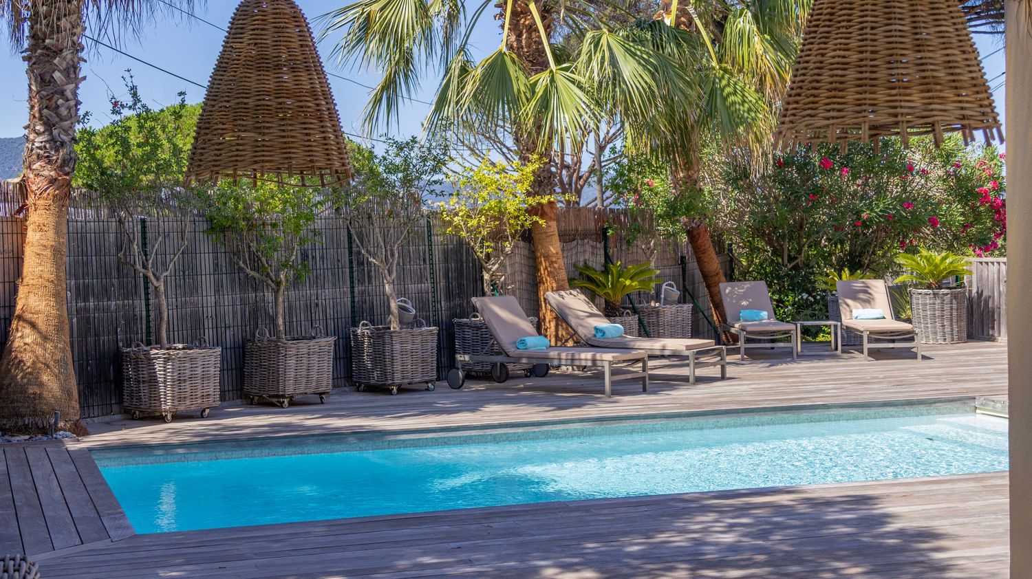 swimmingpool and deck