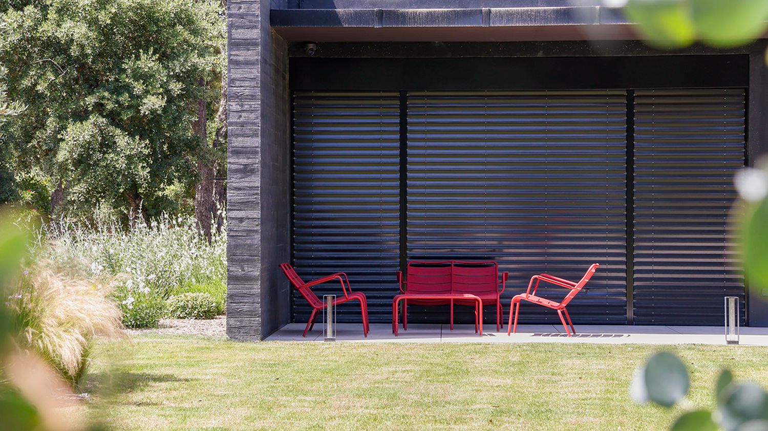 Red lounge on the terrace