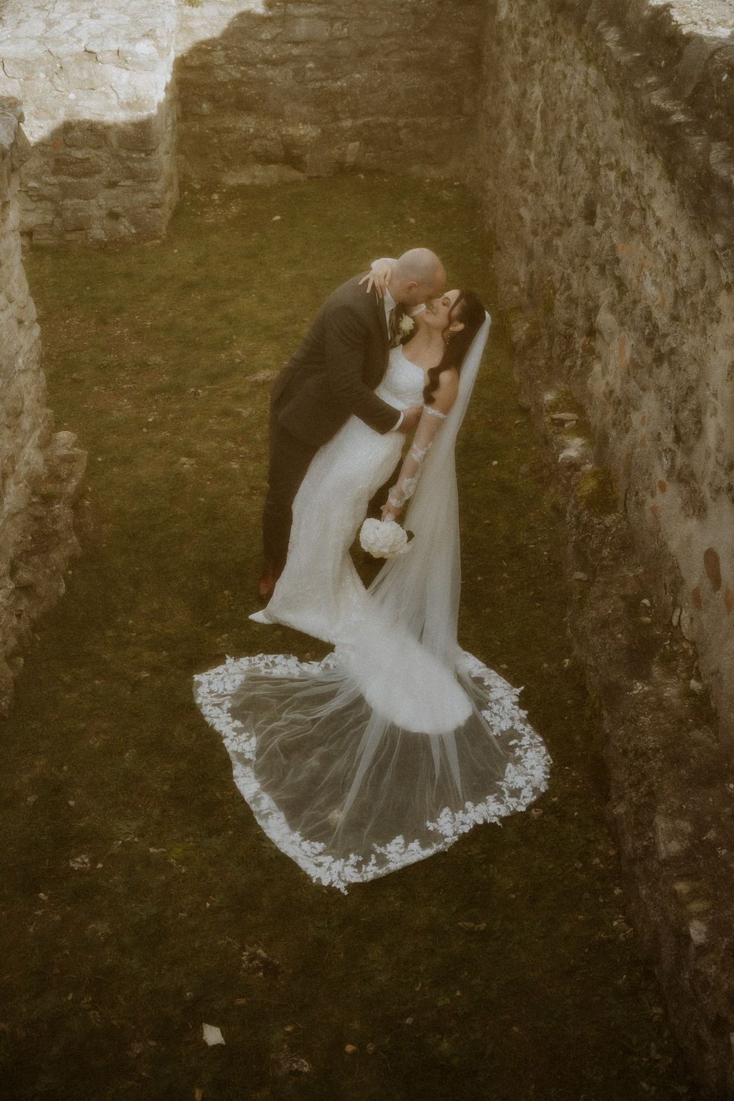 Brautpaar von oben fotografiert in einem historischen Burghof – Hochzeitsfotografin Ingolstadt