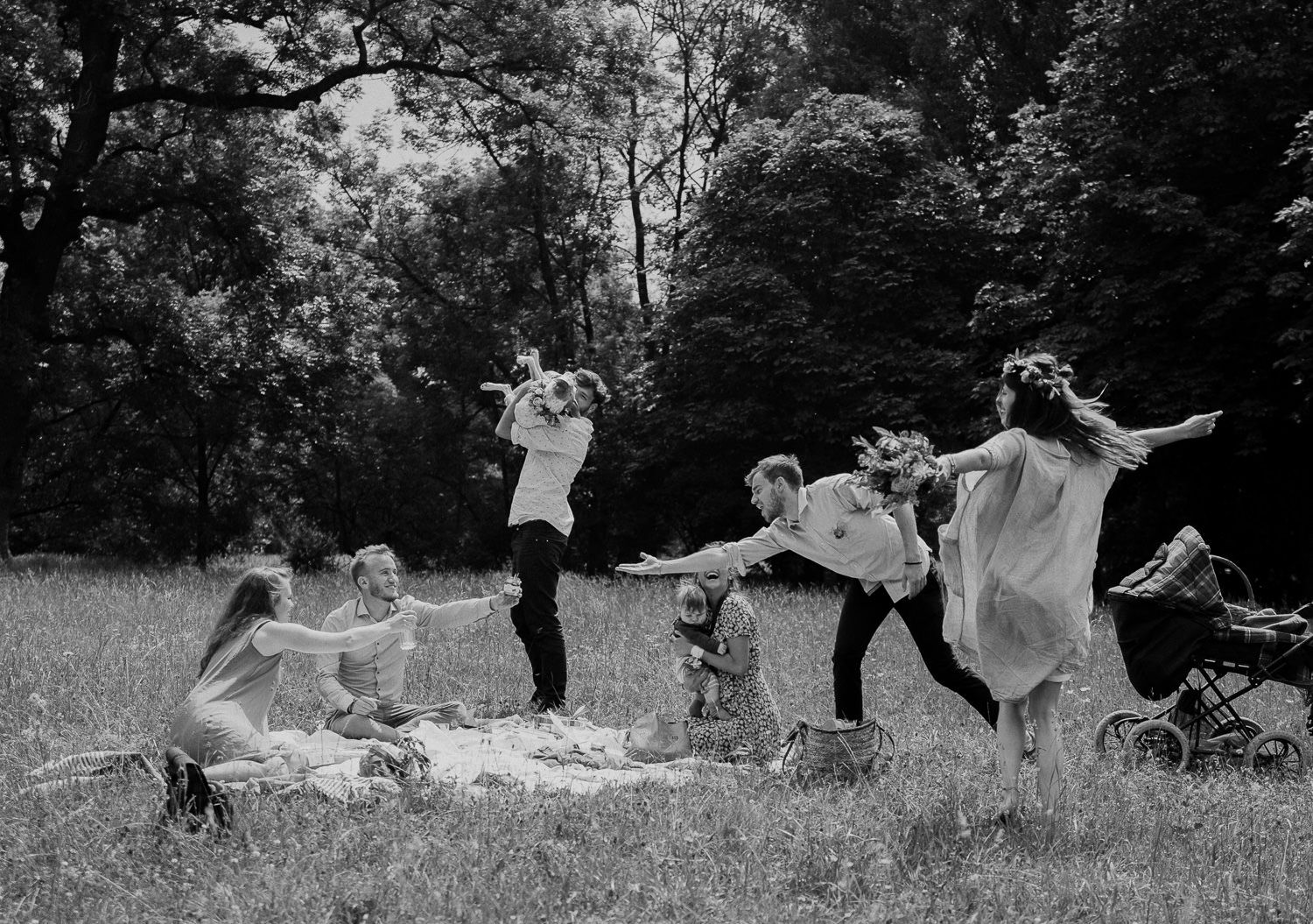 Brautpaar feiert standesamtliche Hochzeit mit Familie beim Picknick auf der Wiese – Hochzeitsfotografin Ingolstadt