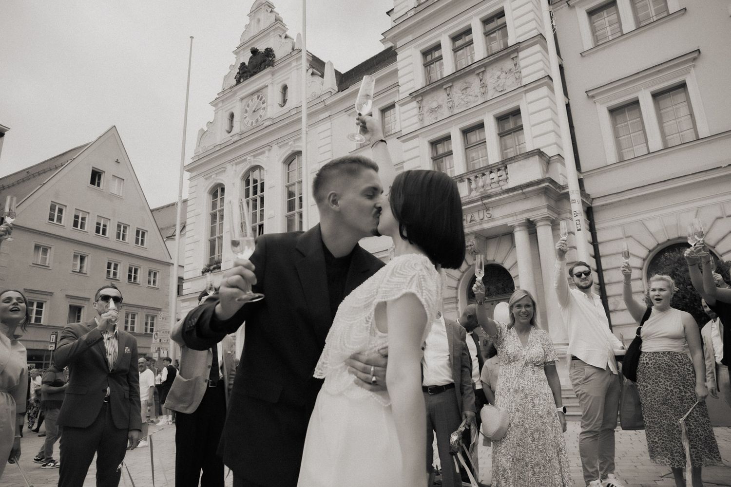 Brautpaar verlässt das Standesamt – Schwarz-Weiß Hochzeitsfotografie Ingolstadt