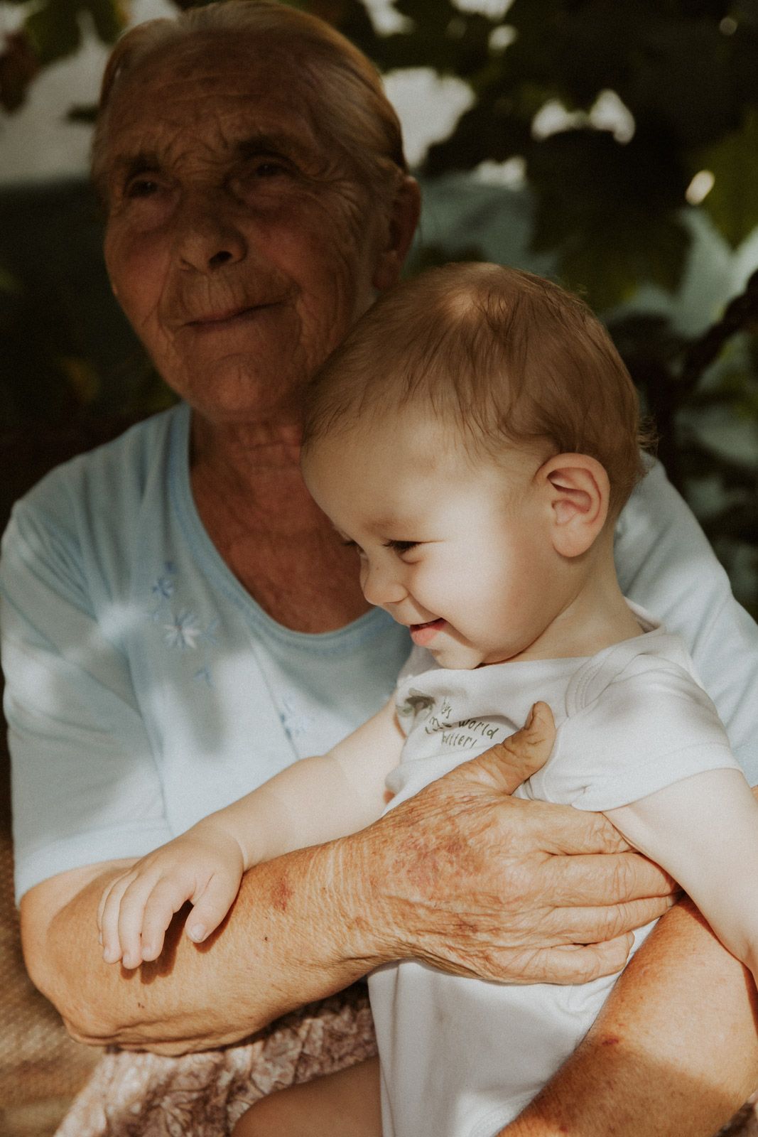 Oma hält ihr lachendes Enkelkind liebevoll im Arm – generationsübergreifendes Familienfoto Ingolstadt