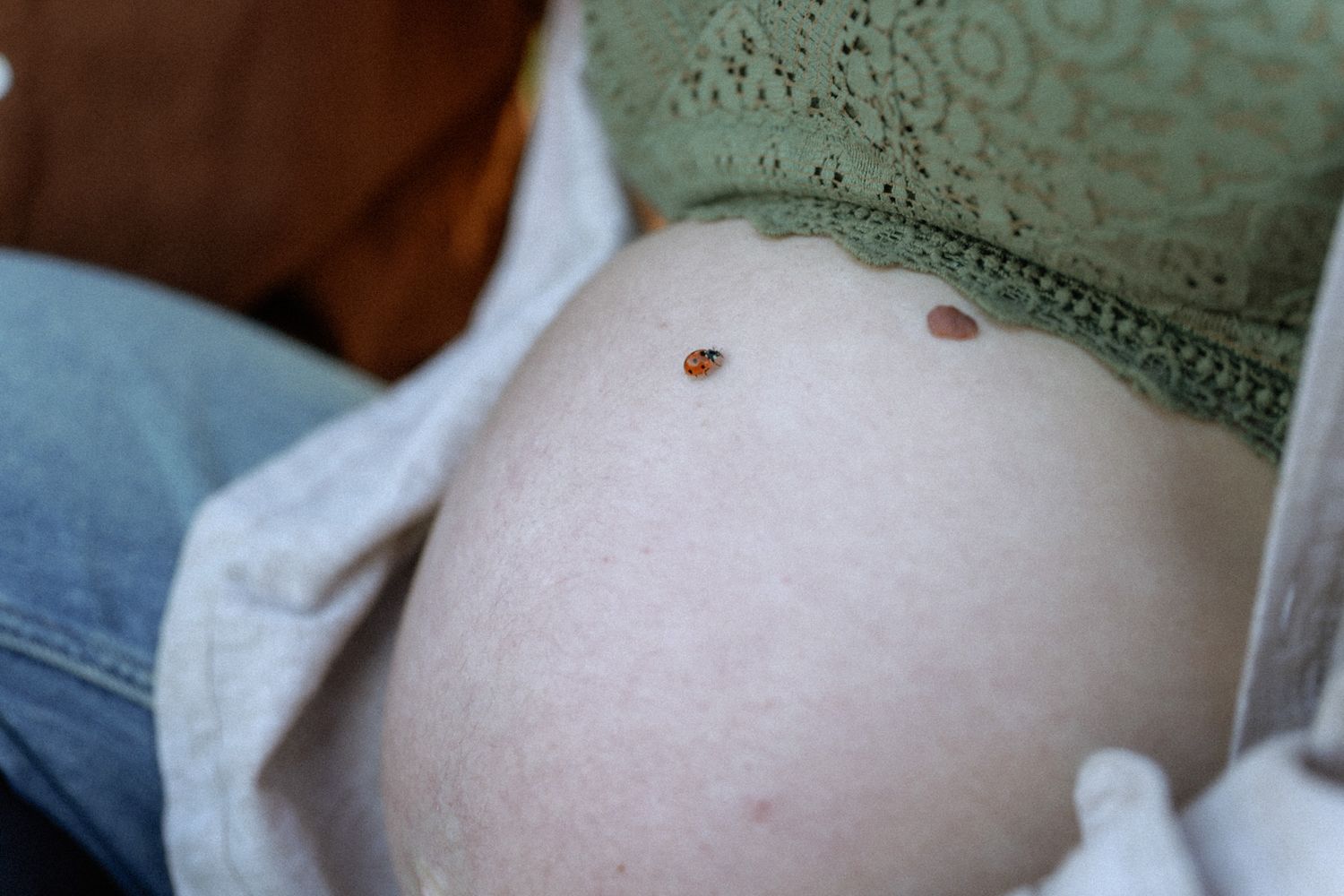 Nahaufnahme Babybauch mit Hand der werdenden Mutter