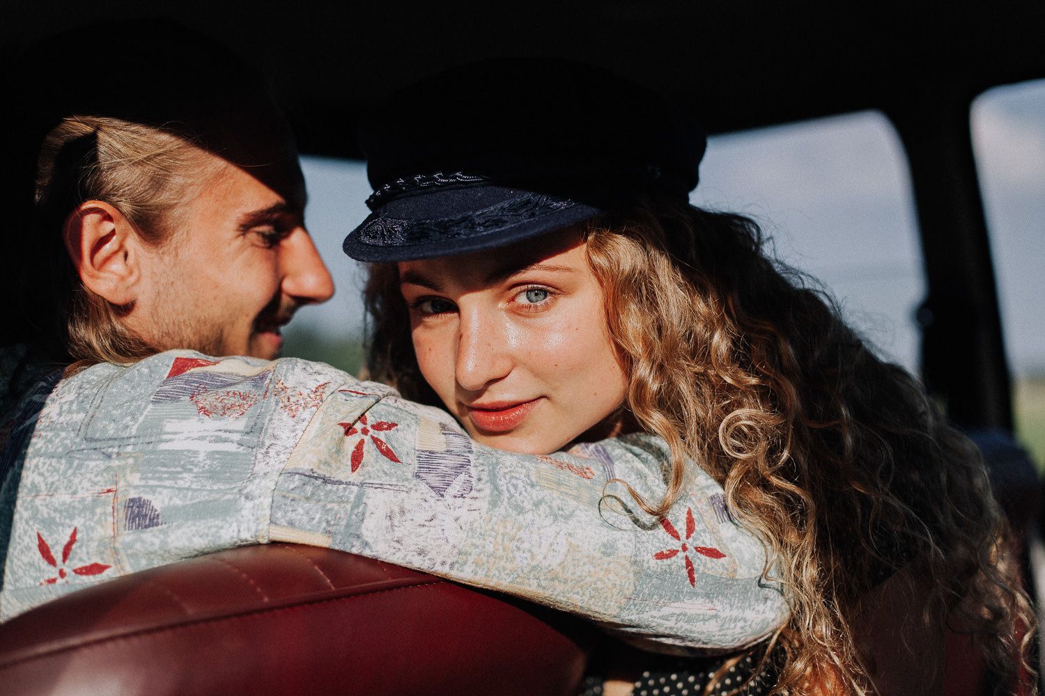 Paar schaut sich verliebt im Oldtimer an – romantisches Paarshooting