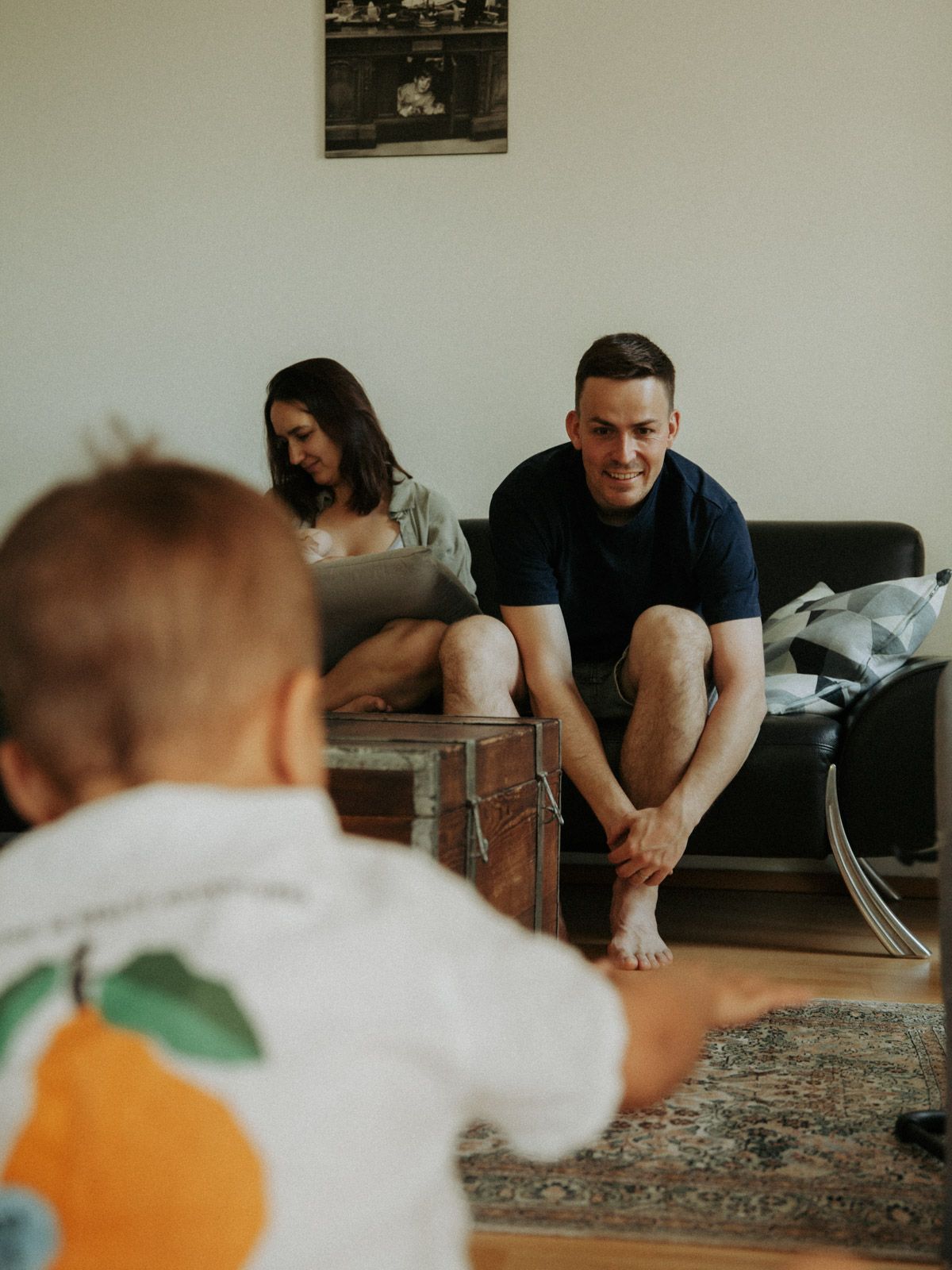 Familie sitzt entspannt gemeinsam im Wohnzimmer – Dokumentarische Familienfotografie Ingolstadt