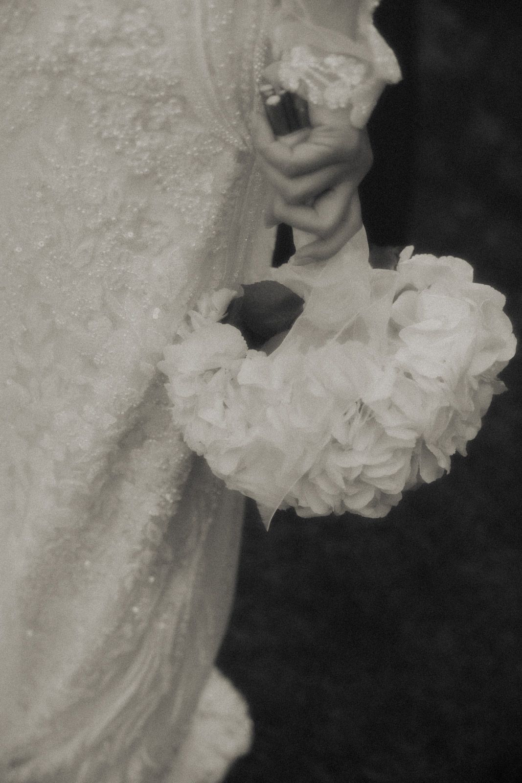 Braut hält üppigen weißen Blumenstrauß – Schwarz-Weiß Hochzeitsfotografie Ingolstadt