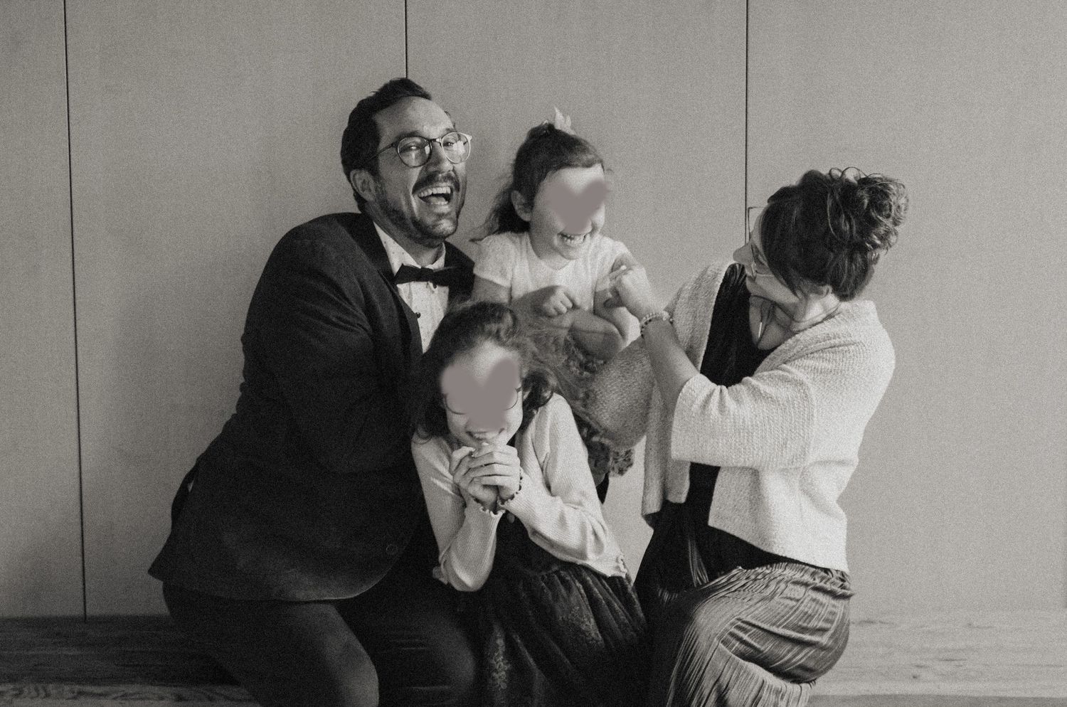 Familie lacht ausgelassen zusammen beim Familienshooting – authentische Familienfotografie