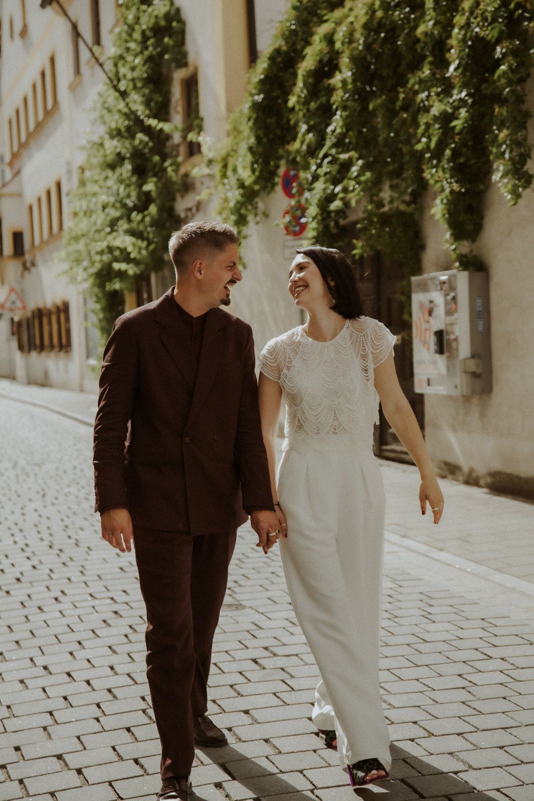 Brautpaar spaziert Hand in Hand durch die Altstadt – Standesamt Hochzeit Ingolstadt