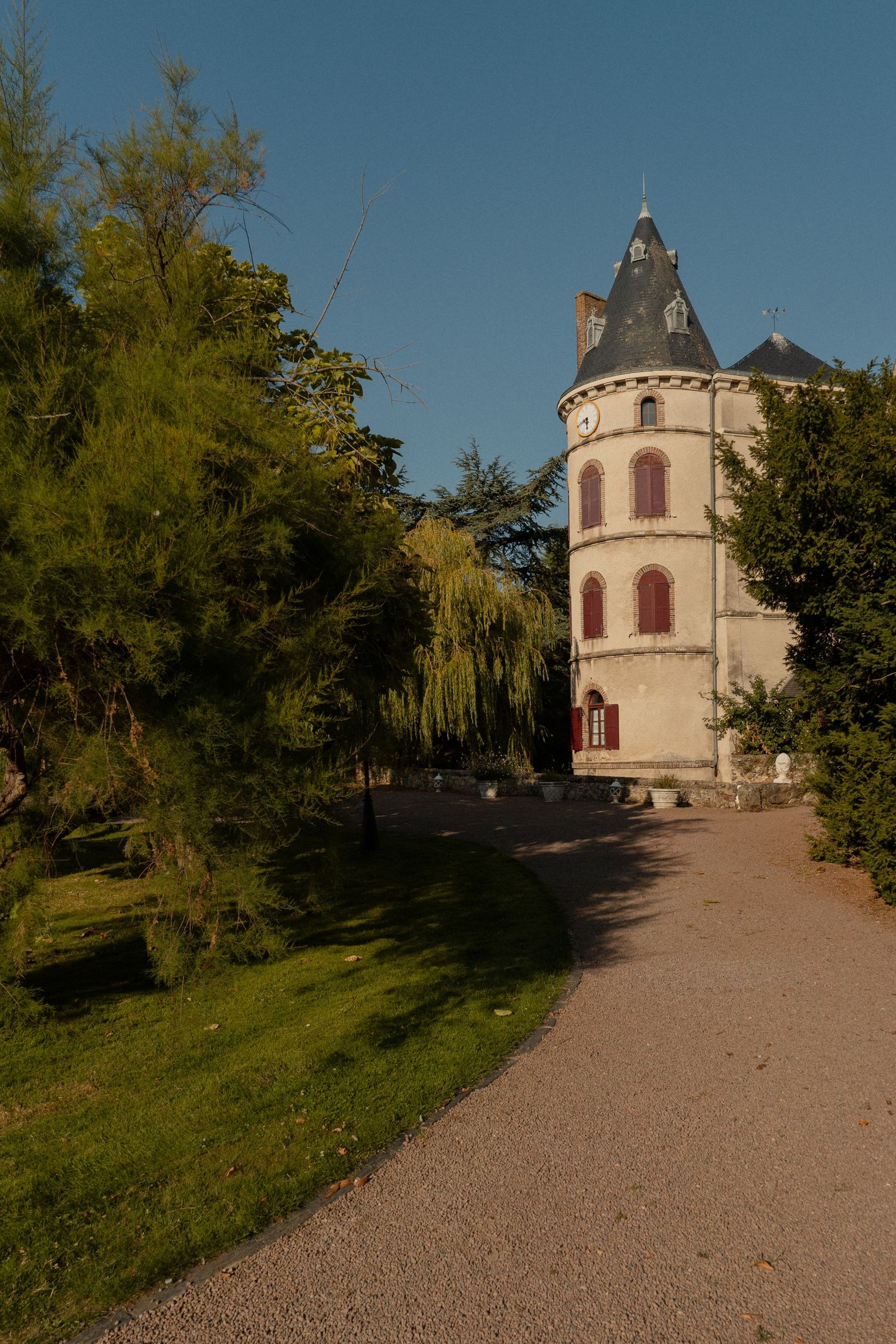 Photographe de mariage cool et sympa Château des Landes - Sortie de cérémonie mémorable et pleine d'émotion.