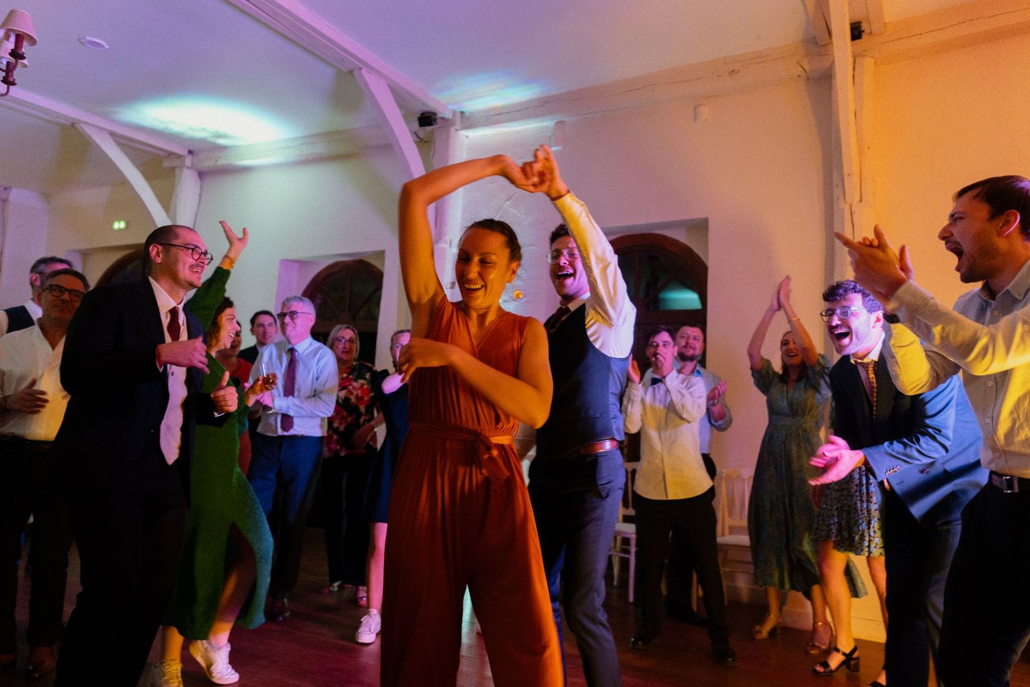Invités en pleine fête pendant le bal de mariage à l’Orangerie