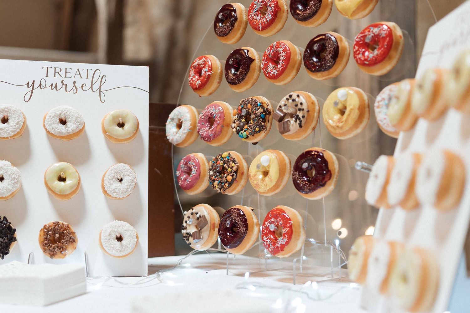 Élégant présentoir mural de beignets glacés assortis pour un mariage, à présenter à la réception.