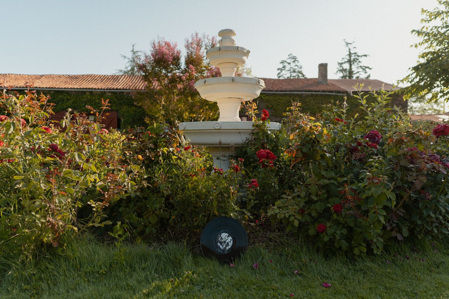 Keny Photographies Château des Landes - Mariés dansant dans la cour d'honneur du domaine.