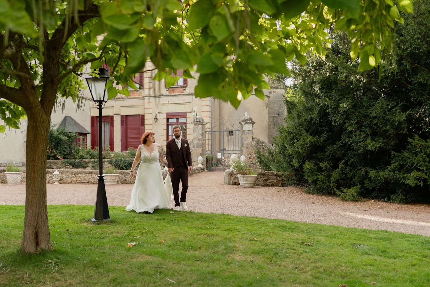 Photographe Maine-et-Loire Château des Landes - Séance couple intime dans les vignes à la Golden Hour.