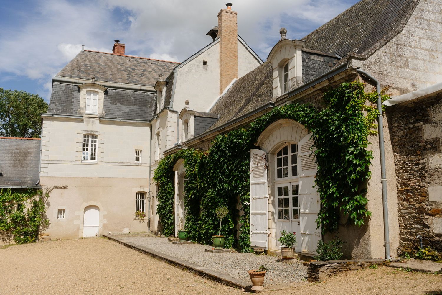 Façade élégante de l’Orangerie de Maulny à Angers, recouverte de vigne, parfaite pour accueillir un mariage raffiné.