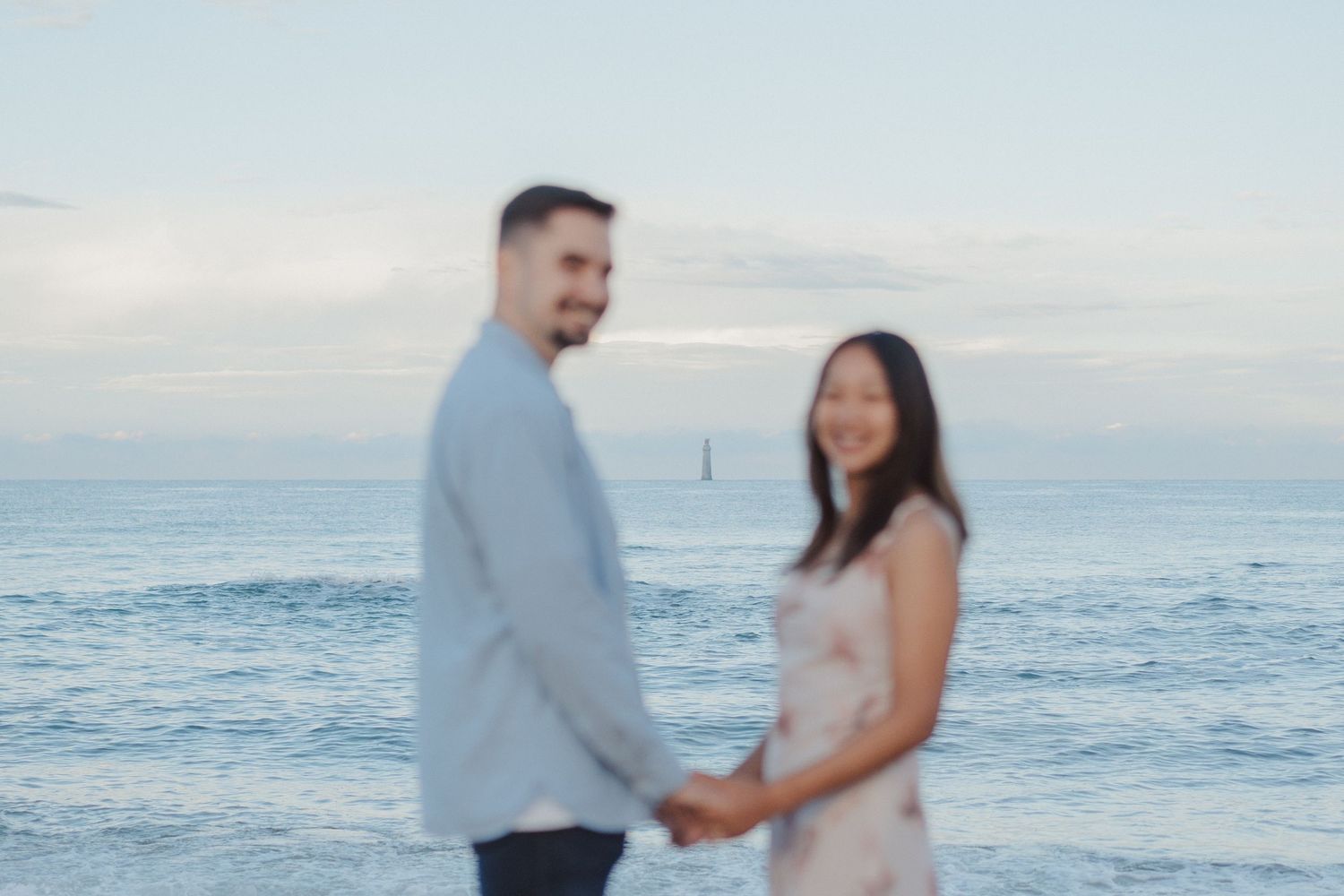 Portrait artistique d’un couple sur la plage aux Sables d’Olonne, ambiance douce et poétique