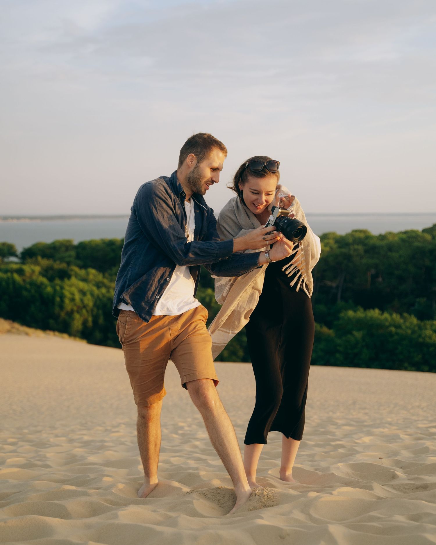 Échange complice entre le photographe et une cliente pendant une séance photo