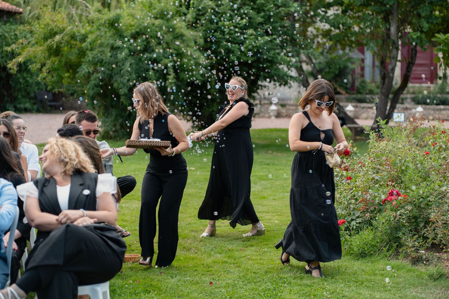 Entrée des demoiselles d’honneur lors d’une cérémonie laïque – Lancement de bulles de savon pour accueillir les mariés dans un jardin de mar