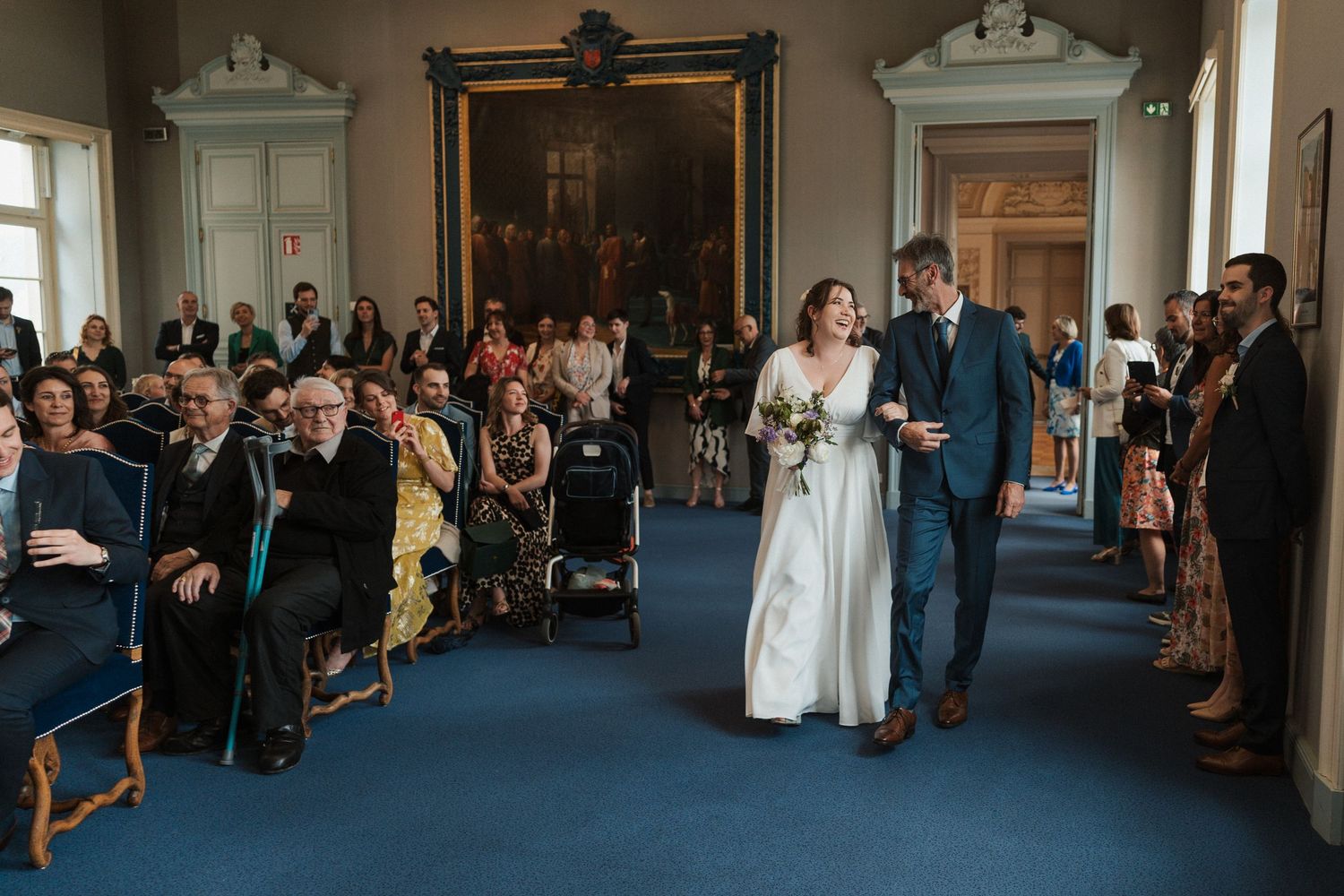 Entrée des mariés à la mairie d’Angers, salle des mariages avec invités
