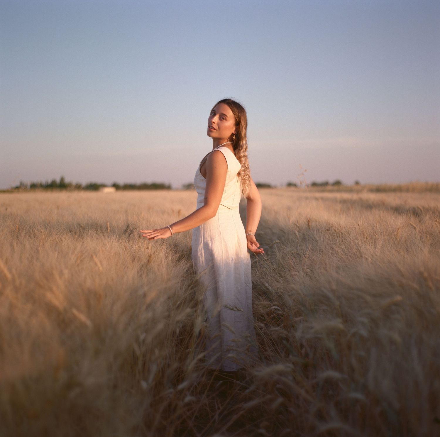 Mariage en argentique – Mariée dans un champ de blé au coucher du soleil – Image lumineuse et poétique.