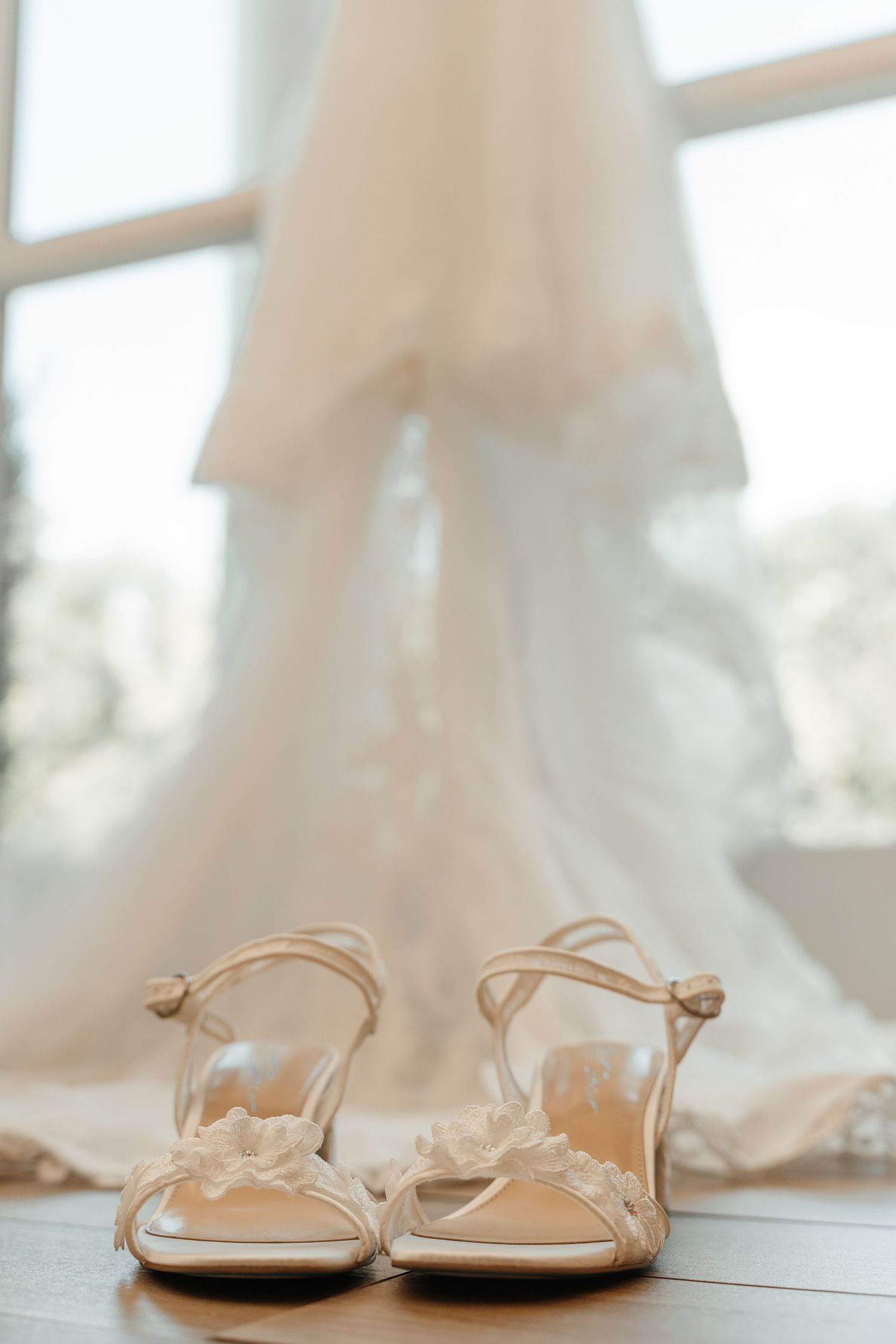 Bride’s wedding shoes at Harborside Chapel in Safety Harbor, Florida — wedding photographer Grand Photo, Karyna Oliinyk