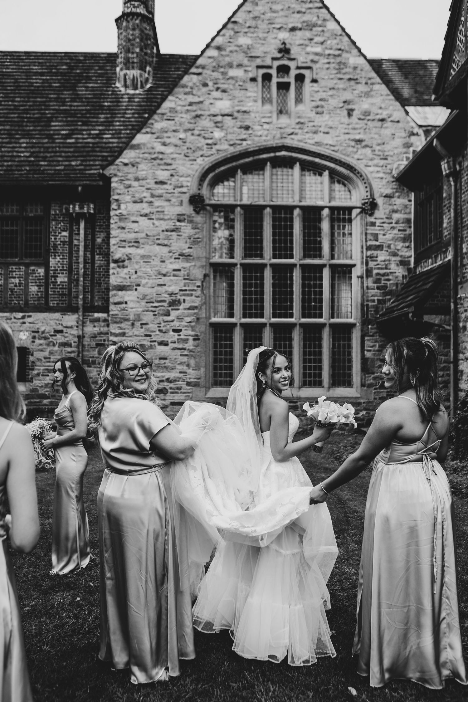Bride with bridesmaids at Ca' d'Zan Mansion in Sarasota, Florida, captured by Grand Photo by Karyna Oliinyk