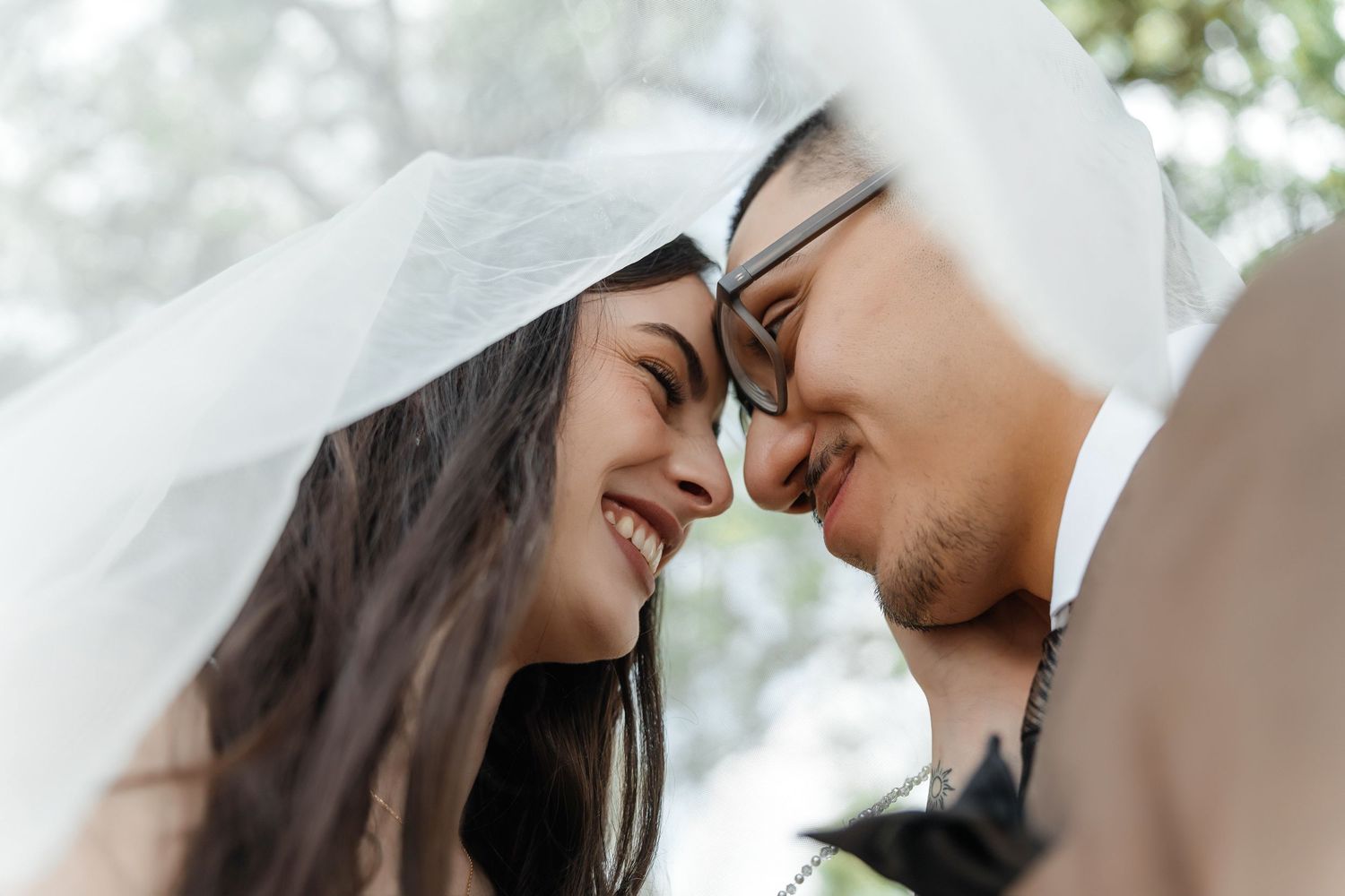 Bride and groom under the veil at Harborside Chapel in Safety Harbor, Florida — wedding photographer Grand Photo, Karyna Oliinyk
