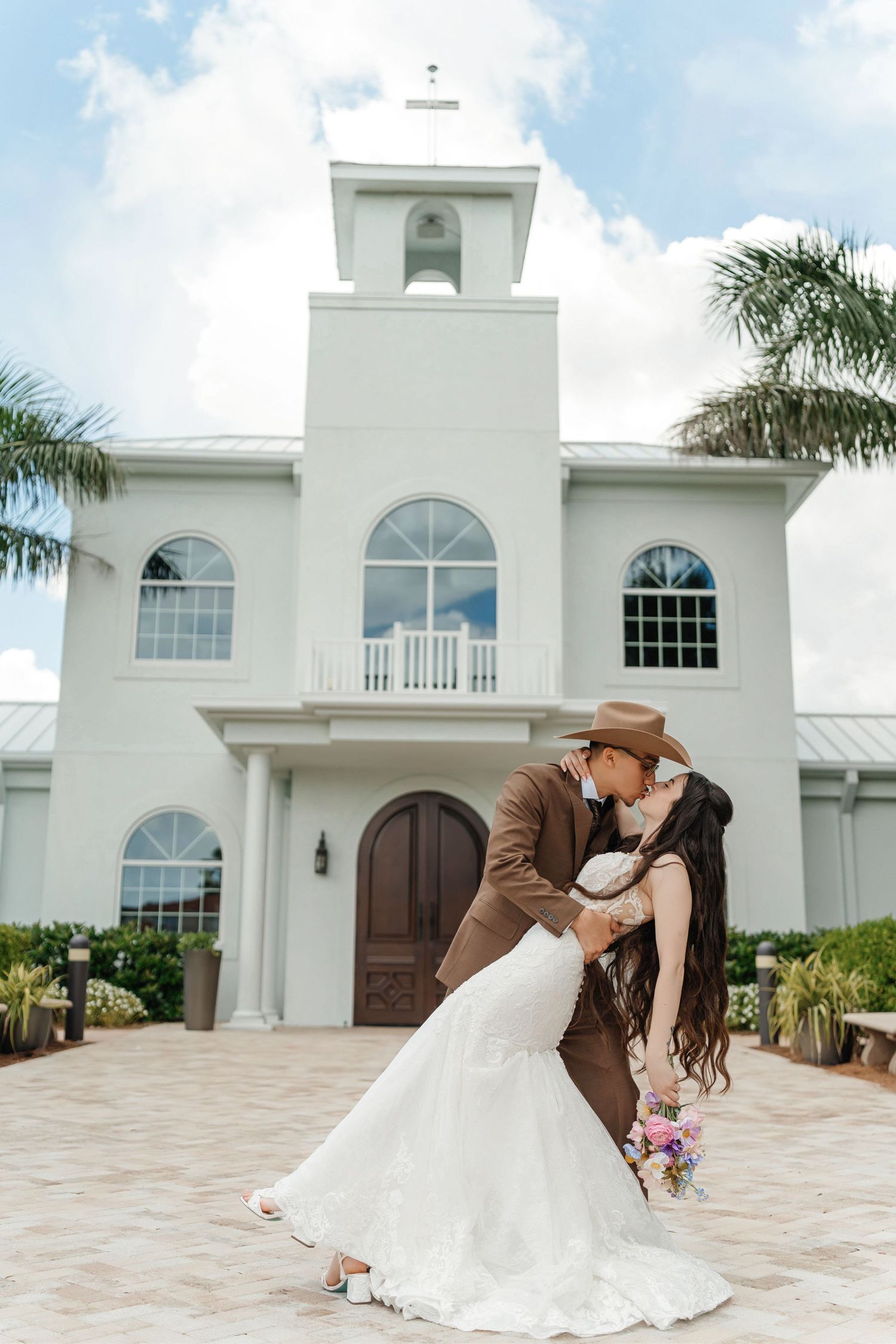 Bride and groom dip kiss in front of Harborside Chapel in Safety Harbor, Florida — wedding photographer Grand Photo, Karyna Oliinyk