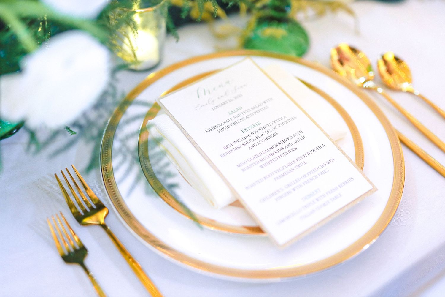 Elegant wedding place setting with gold at Powel Crosley Estate in Sarasota, Florida, wedding photographer Grand Photo, Karyna Oliinyk