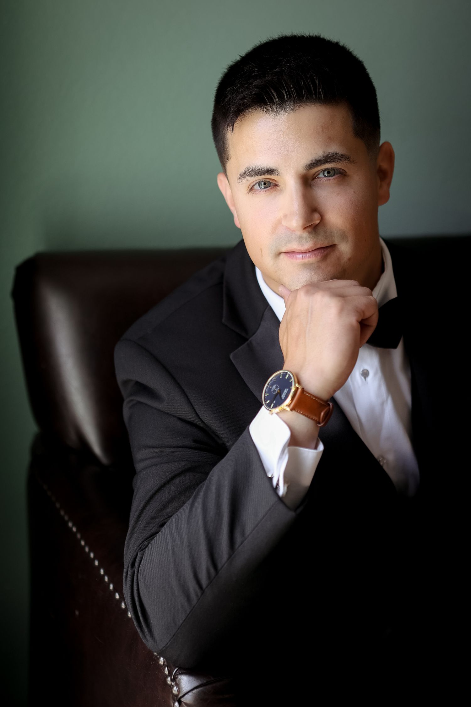 Groom getting ready at The Ringling in Sarasota, Florida, captured by Grand Photo by Karyna Oliinyk