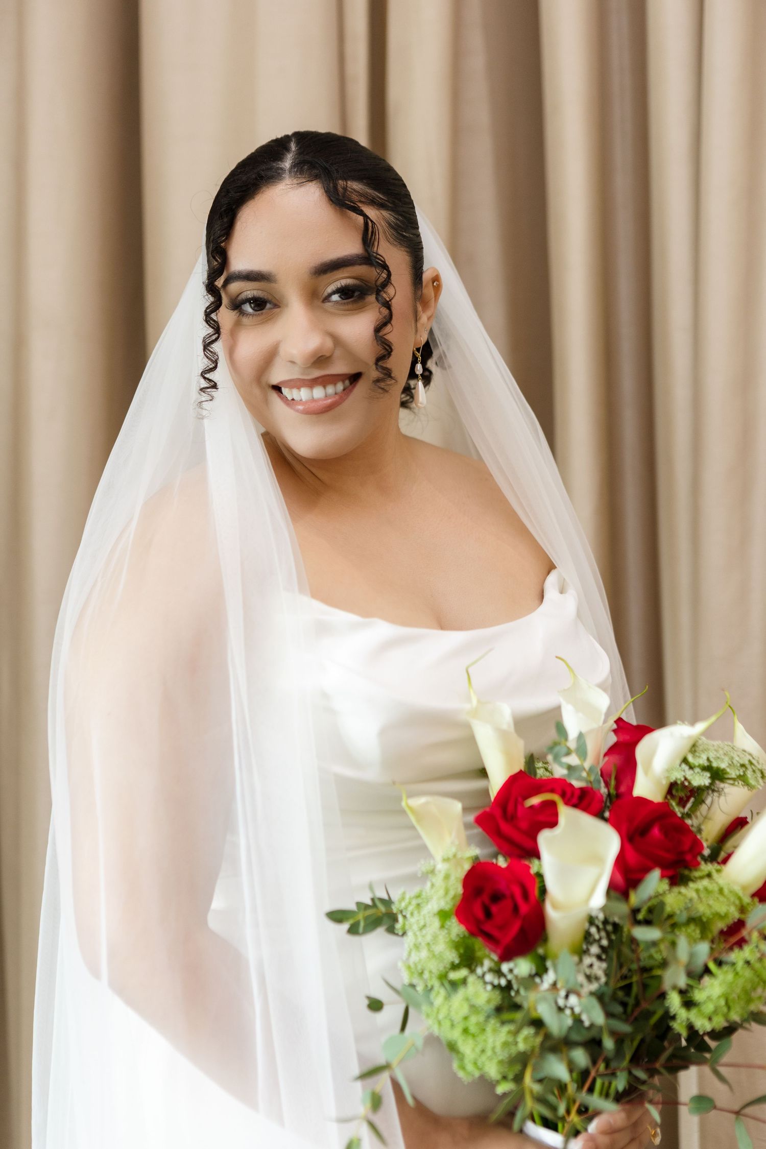Bride with a red rose bouquet before ceremony at Harborside Chapel in Safety Harbor, FL — wedding photographer Grand Photo, Karyna Oliinyk