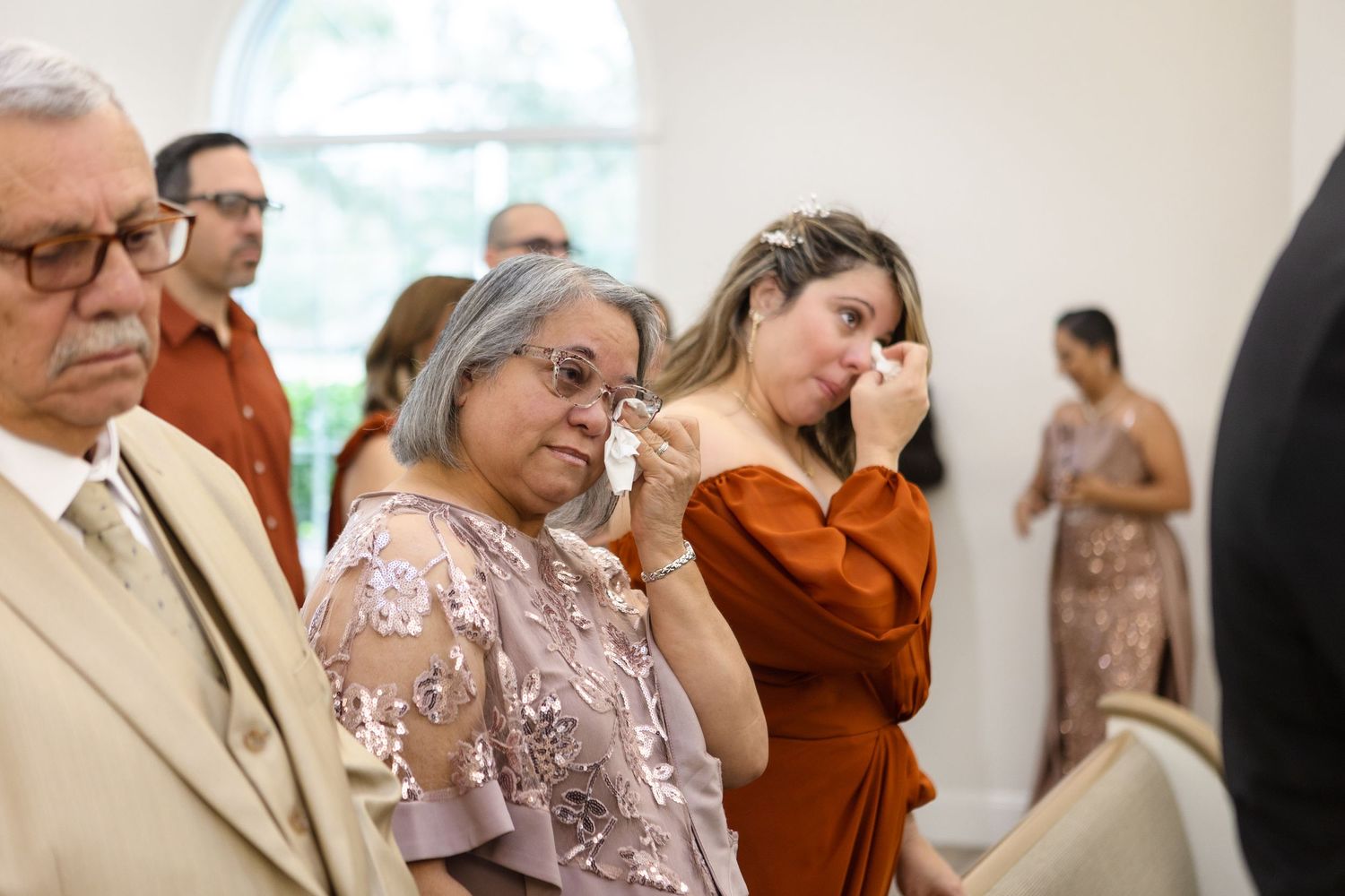 Wedding guests during the ceremony at Harborside Chapel in Safety Harbor, Florida — wedding photographer Grand Photo, Karyna Oliinyk