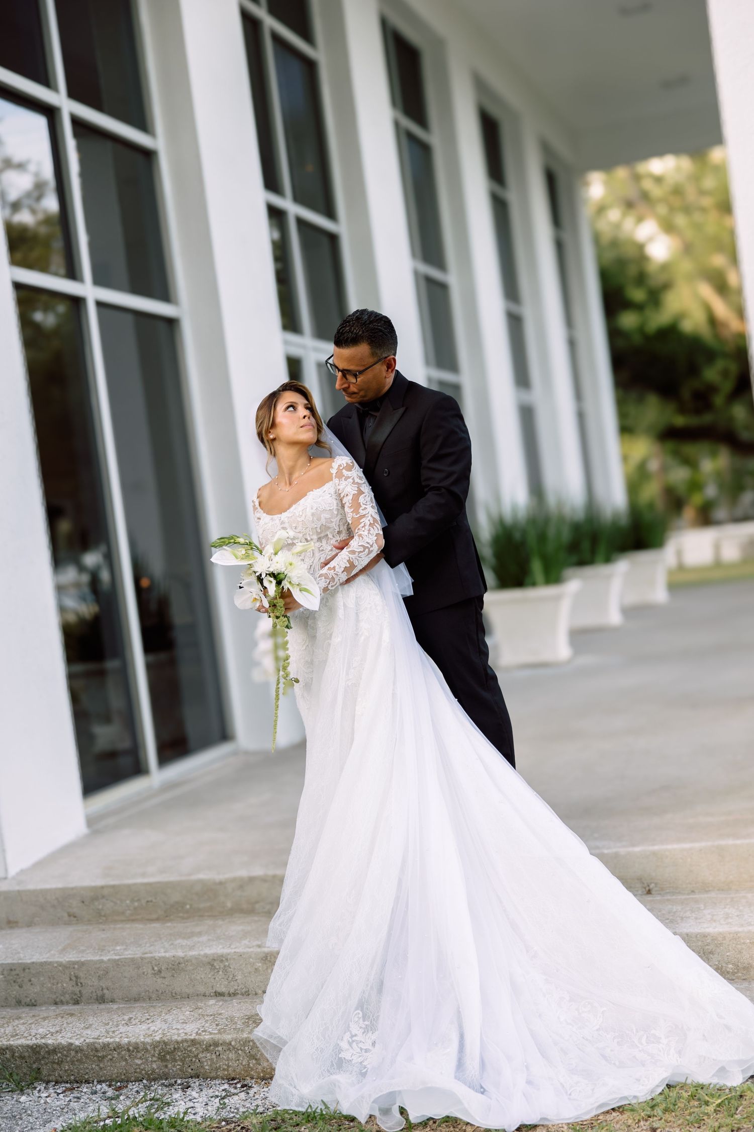 First Look of bride and groom at Tampa Garden Club, Florida, captured by Grand Photo by Karyna Oliinyk