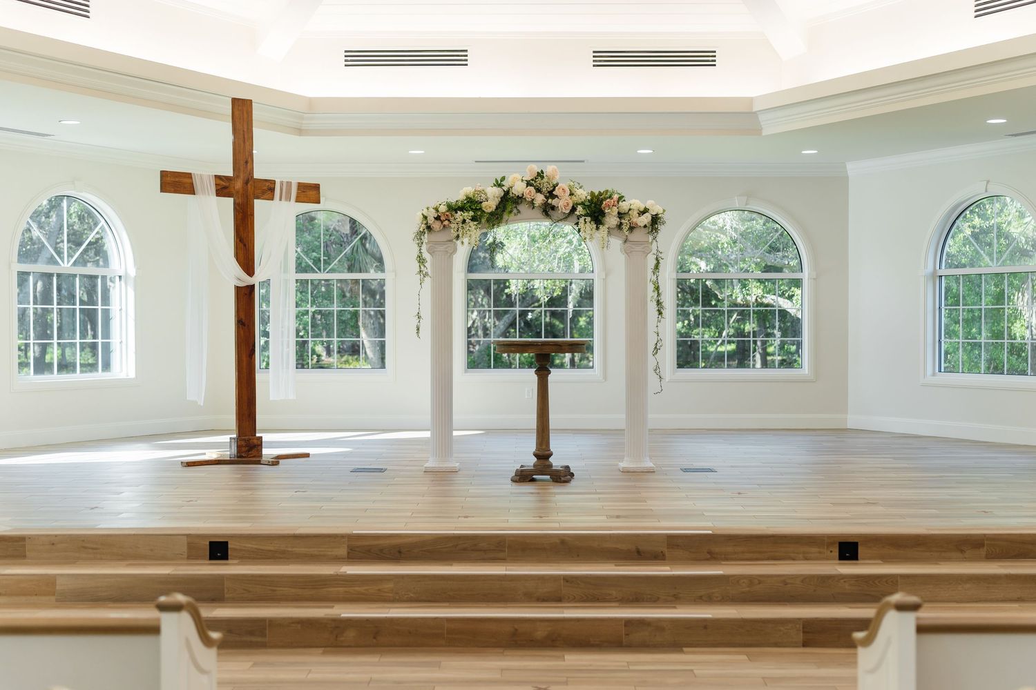 Elegant wedding ceremony arch at Harborside Chapel in Safety Harbor, Florida — wedding photographer Grand Photo, Karyna Oliinyk