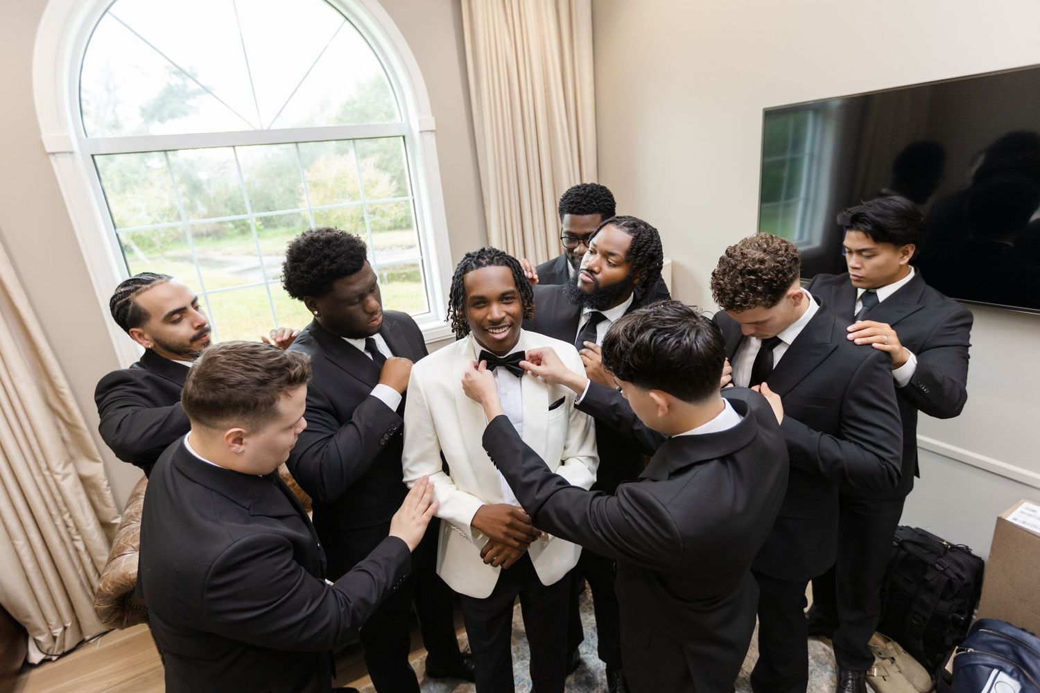 Groom getting ready with groomsmen at Harborside Chapel in Safety Harbor, Florida — wedding photographer Grand Photo, Karyna Oliinyk