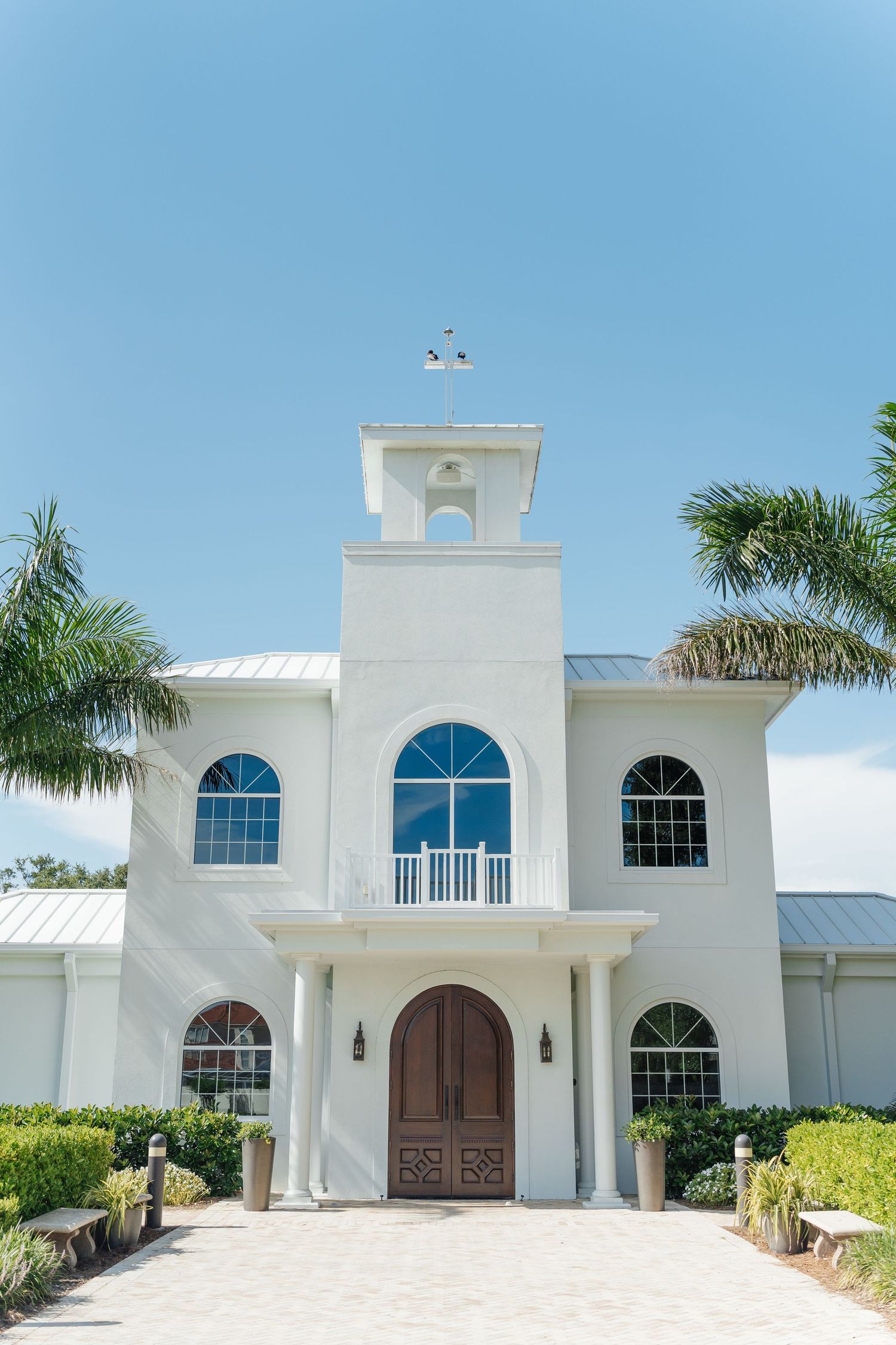 Chapel wedding ceremony at Harborside Chapel in Safety Harbor, Florida — wedding photographer Grand Photo, Karyna Oliinyk