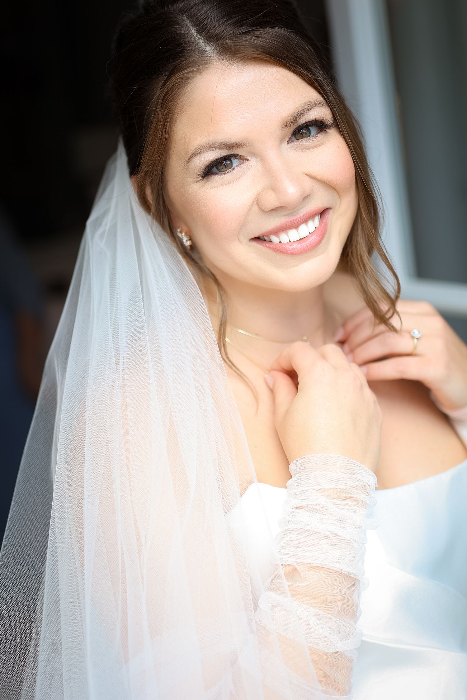 Elegant bride getting ready at Vinoy Resort St. Petersburg FL, wedding photographer Grand Photo Karyna Oliinyk