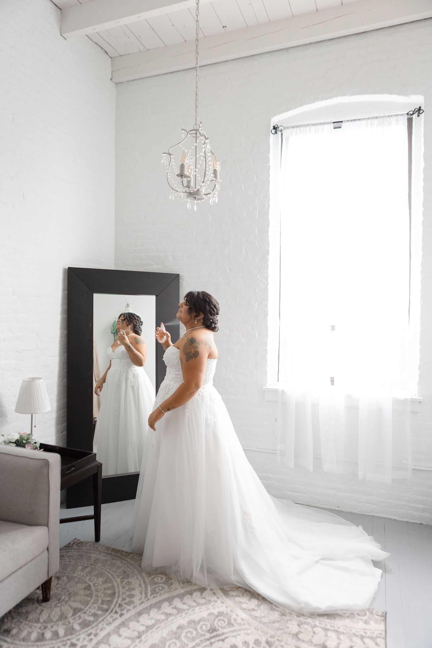 Bride getting ready at Lido Beach Resort in Sarasota, Florida, captured by Grand Photo by Karyna Oliinyk