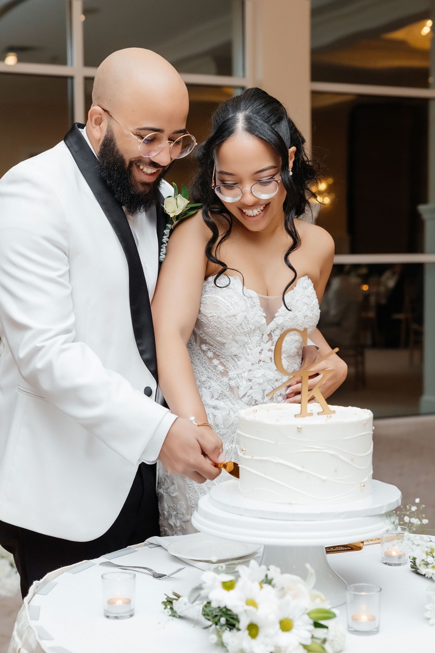 Bride and groom cutting wedding cake at Indian Pond Country Club — Kingston MA wedding photographer Grand Photo Karyna Oliinyk