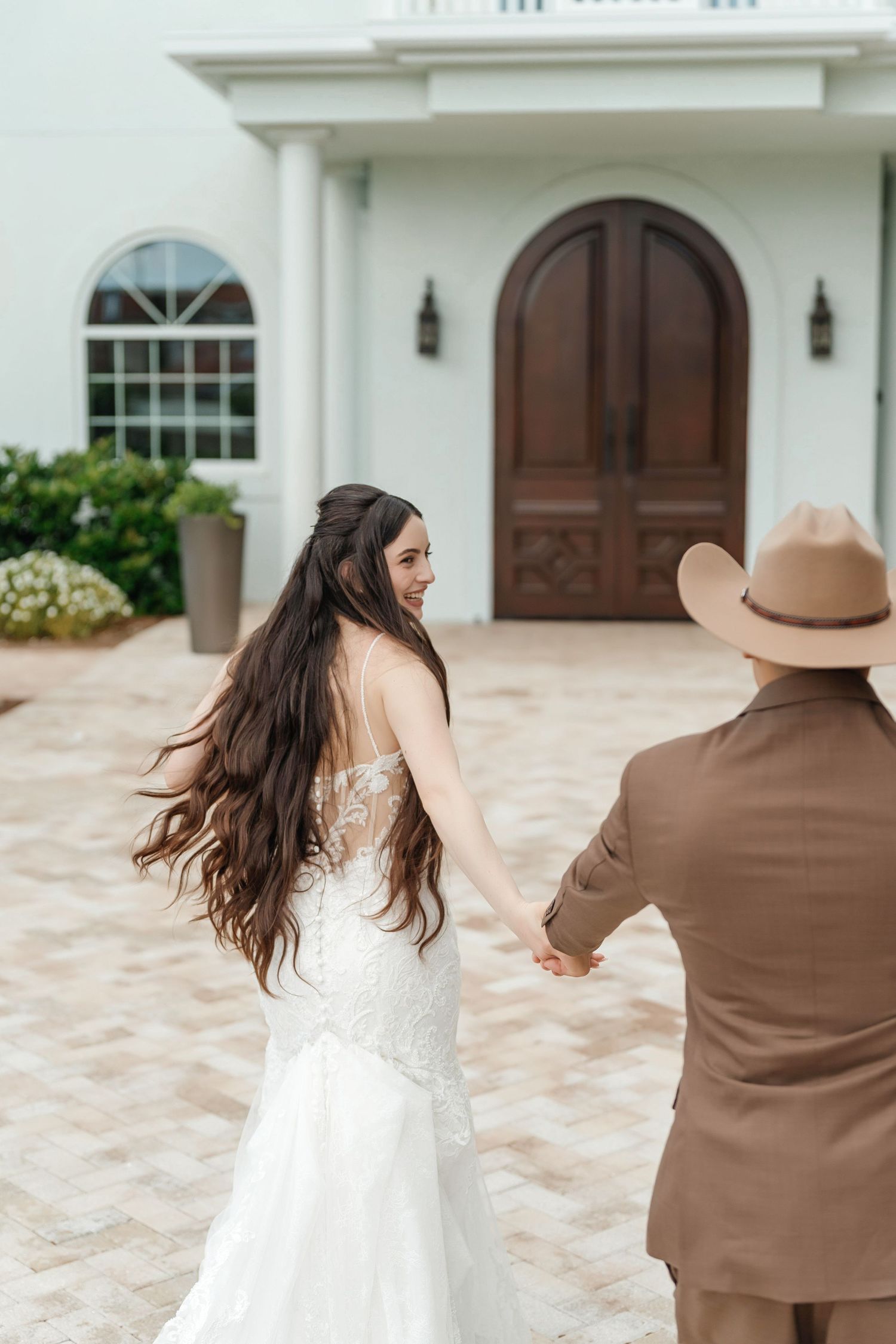 Bride and groom running outside Harborside Chapel in Safety Harbor, Florida — wedding photographer Grand Photo, Karyna Oliinyk