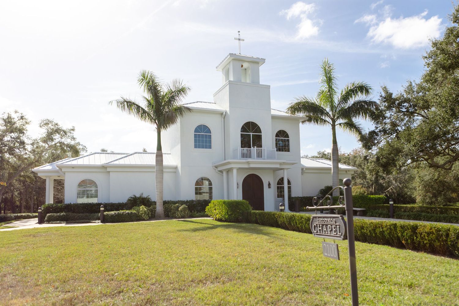 Authentic and romantic wedding ceremony at Harborside Chapel in Safety Harbor, Florida — wedding photographer Grand Photo, Karyna Oliinyk