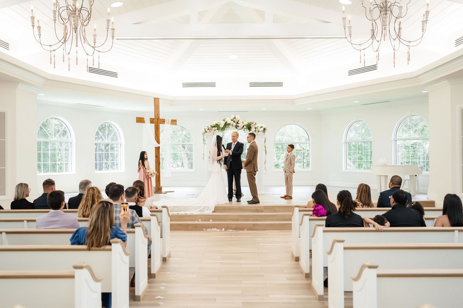 Elegant wedding ceremony at Harborside Chapel in Safety Harbor, Florida — wedding photographer Grand Photo, Karyna Oliinyk