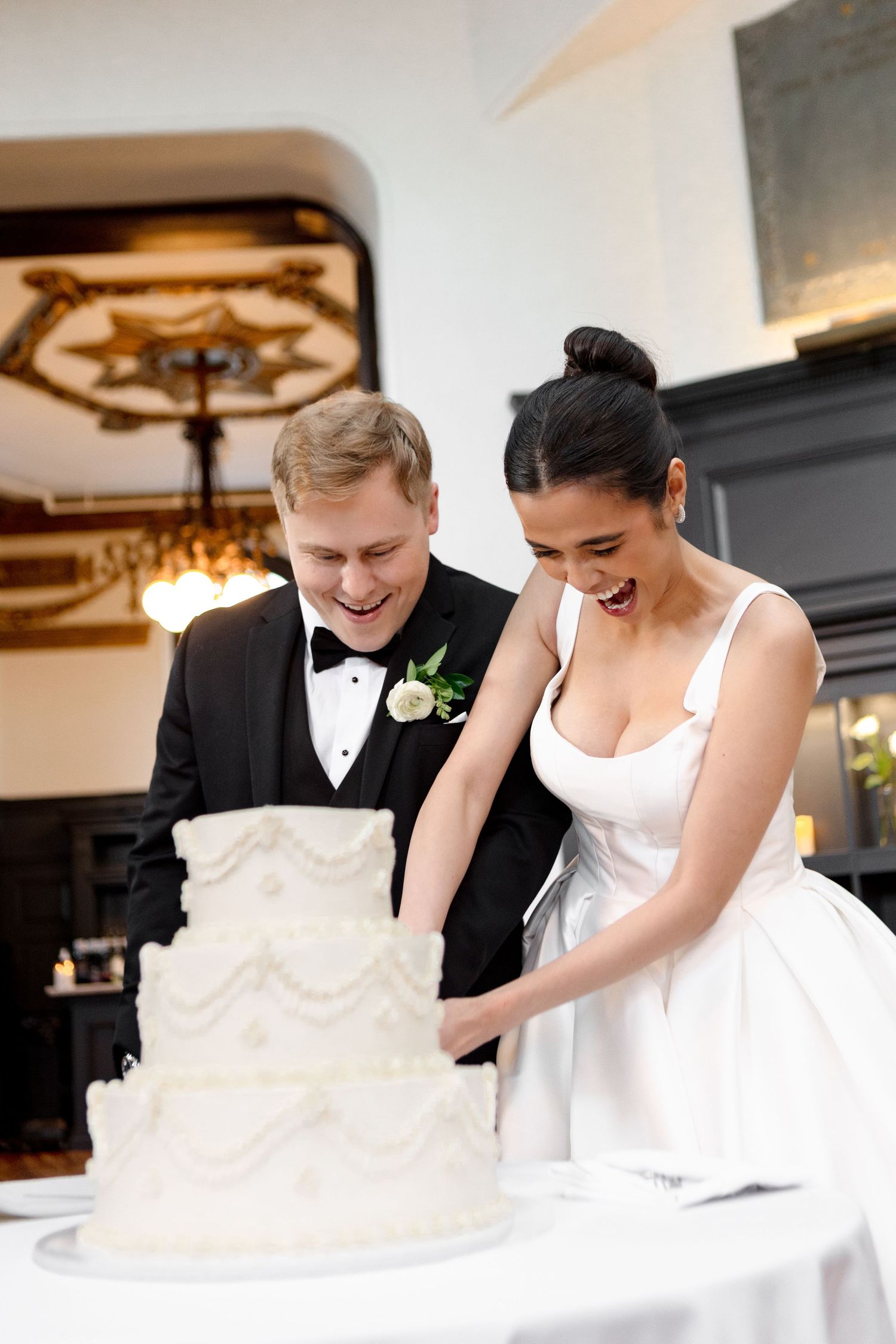 Bride and groom cutting a wedding cake at La Grande Mansion, wedding photographer Grand Photo Karyna Oliinyk