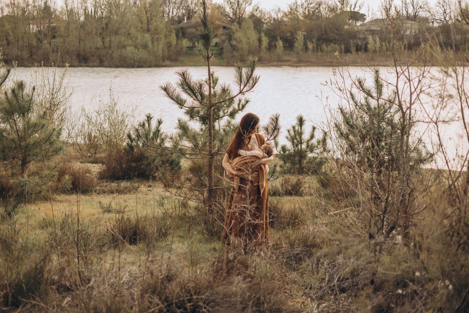 Photographe en Haute Garonne, séance photo d'allaitement en extérieur en Occitanie