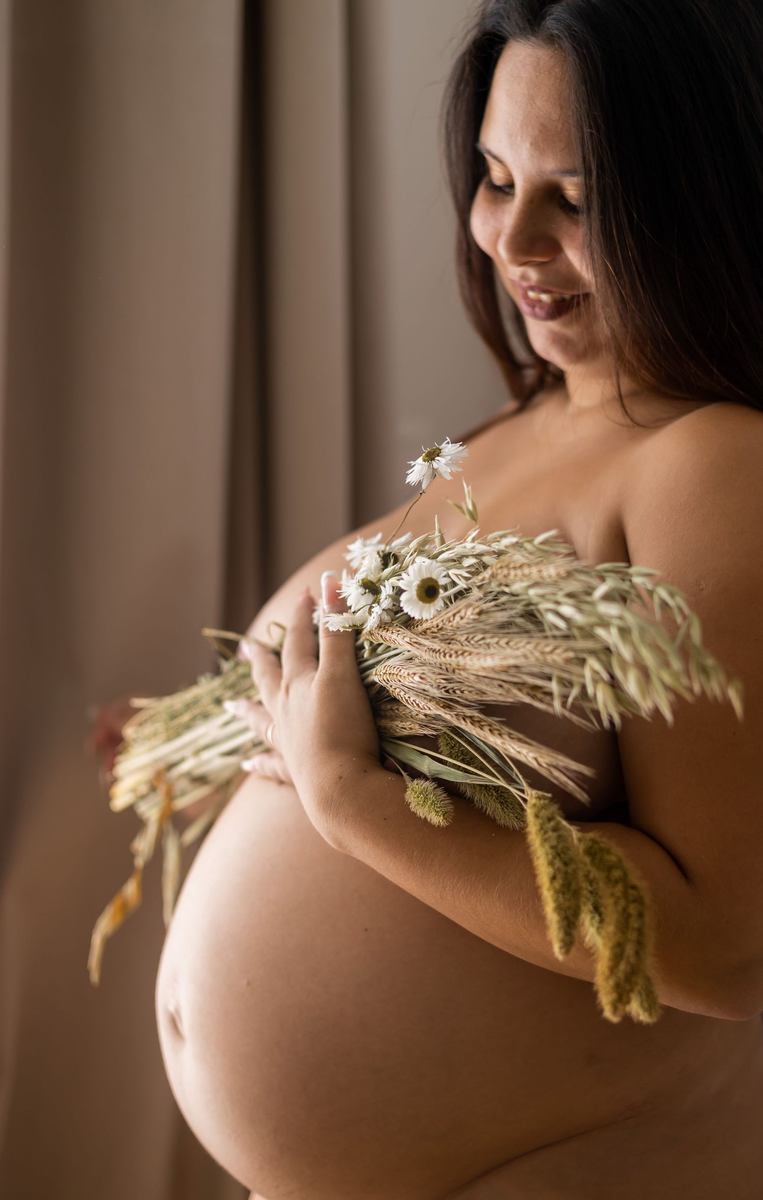 Séance photo de grossesse en studio à Saint-Gaudens, avec un éclairage naturel qui met en valeur la douceur et l’éclat de votre grossesse.
