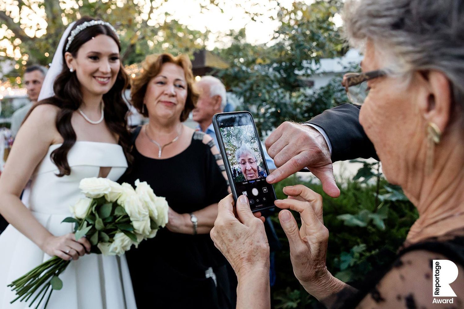 İstanbul'da bir düğünde telefonun ön kamerasıyla yanlışlıkla kendi fotoğrafını çeken yaşlı kadının ödüllü belgesel düğün fotoğrafı.