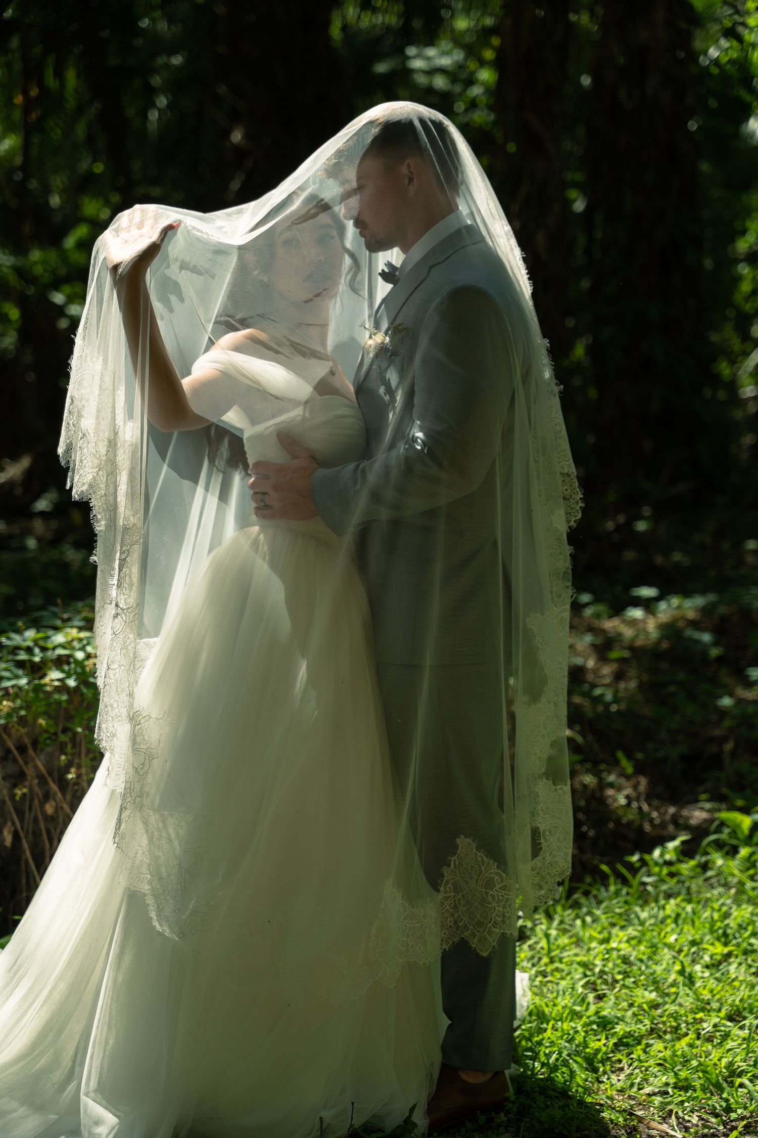 Luxury wedding photographer, videographer & content creator capturing emotional, natural moments. Based in FL & Philadelphia.