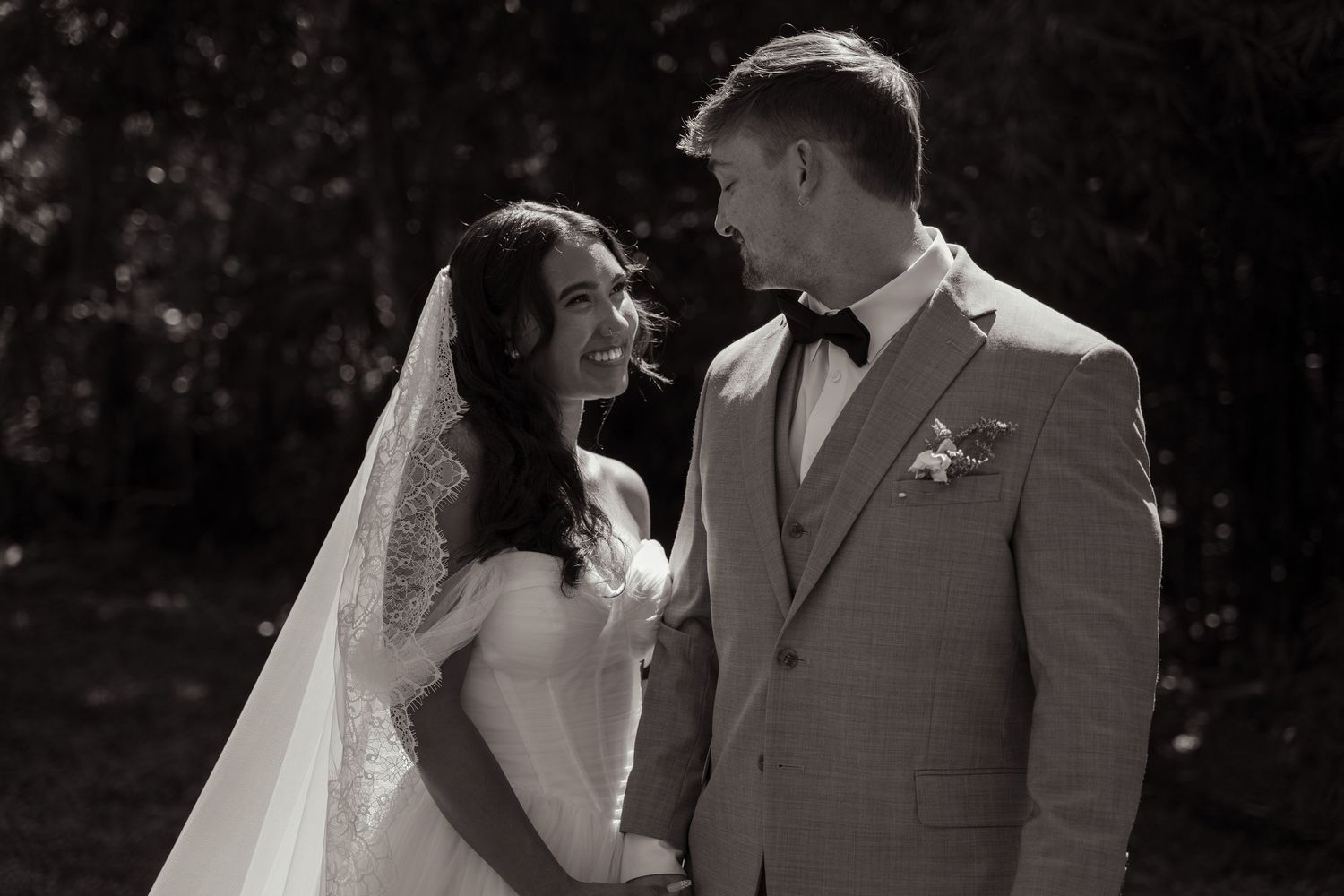 Luxury wedding photographer, videographer & content creator capturing emotional, natural moments. Based in FL & Philadelphia.