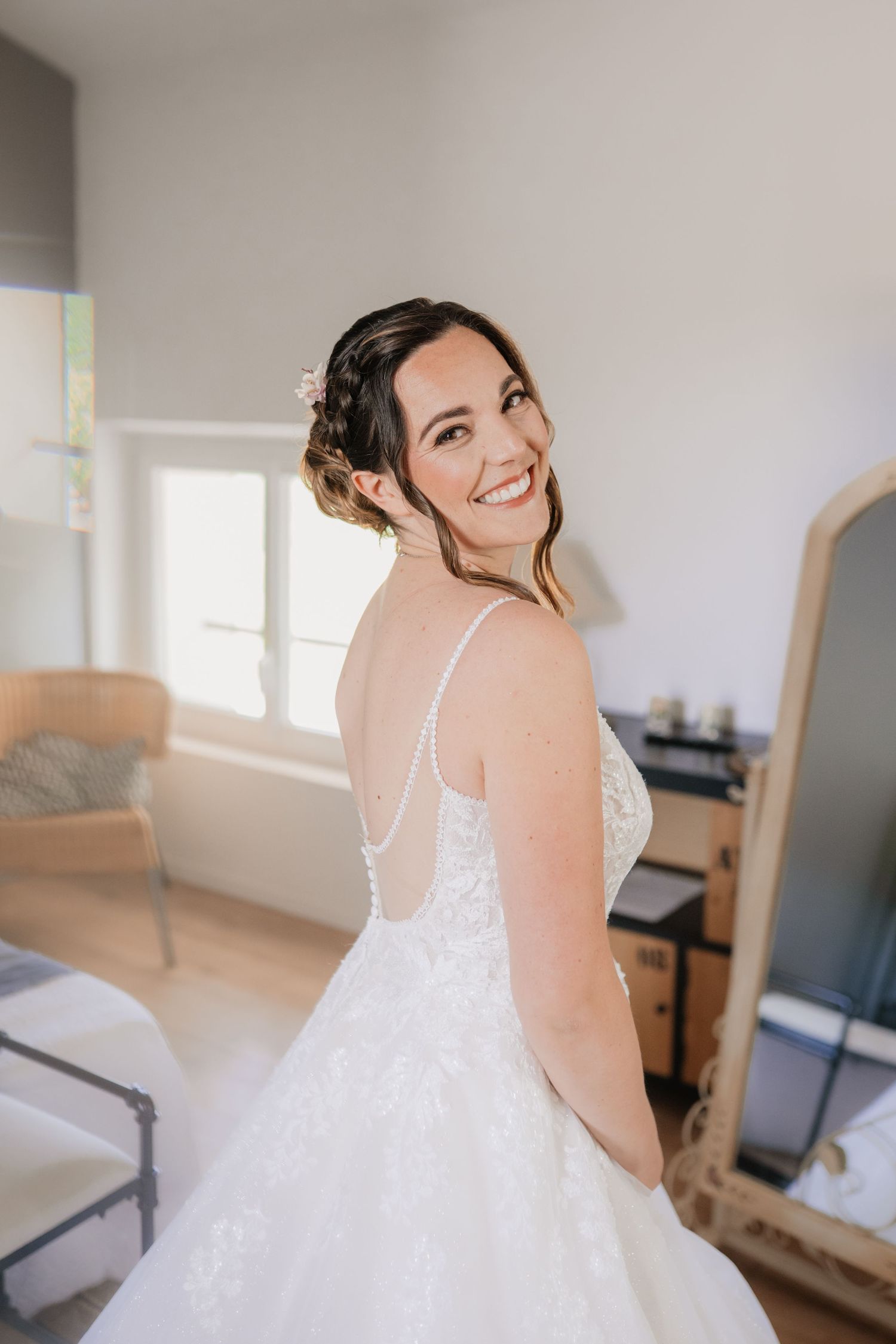 Préparatifs de la mariée en lumière naturelle, instant intime.