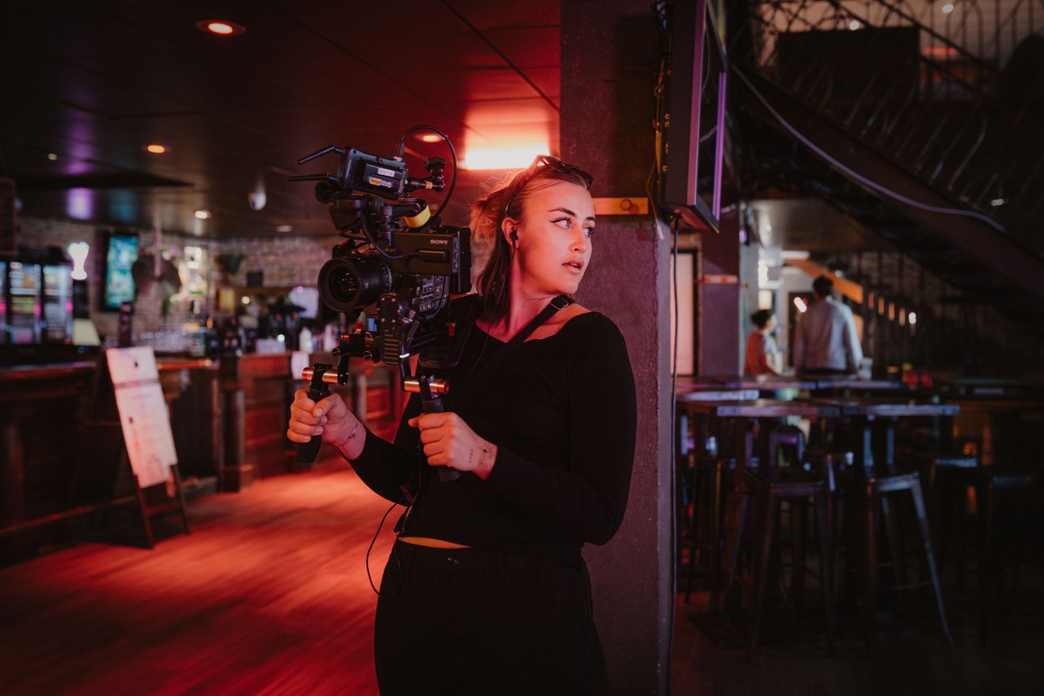 Photographie de plateau avec comédien, esthétique cinéma et cadrage artistique